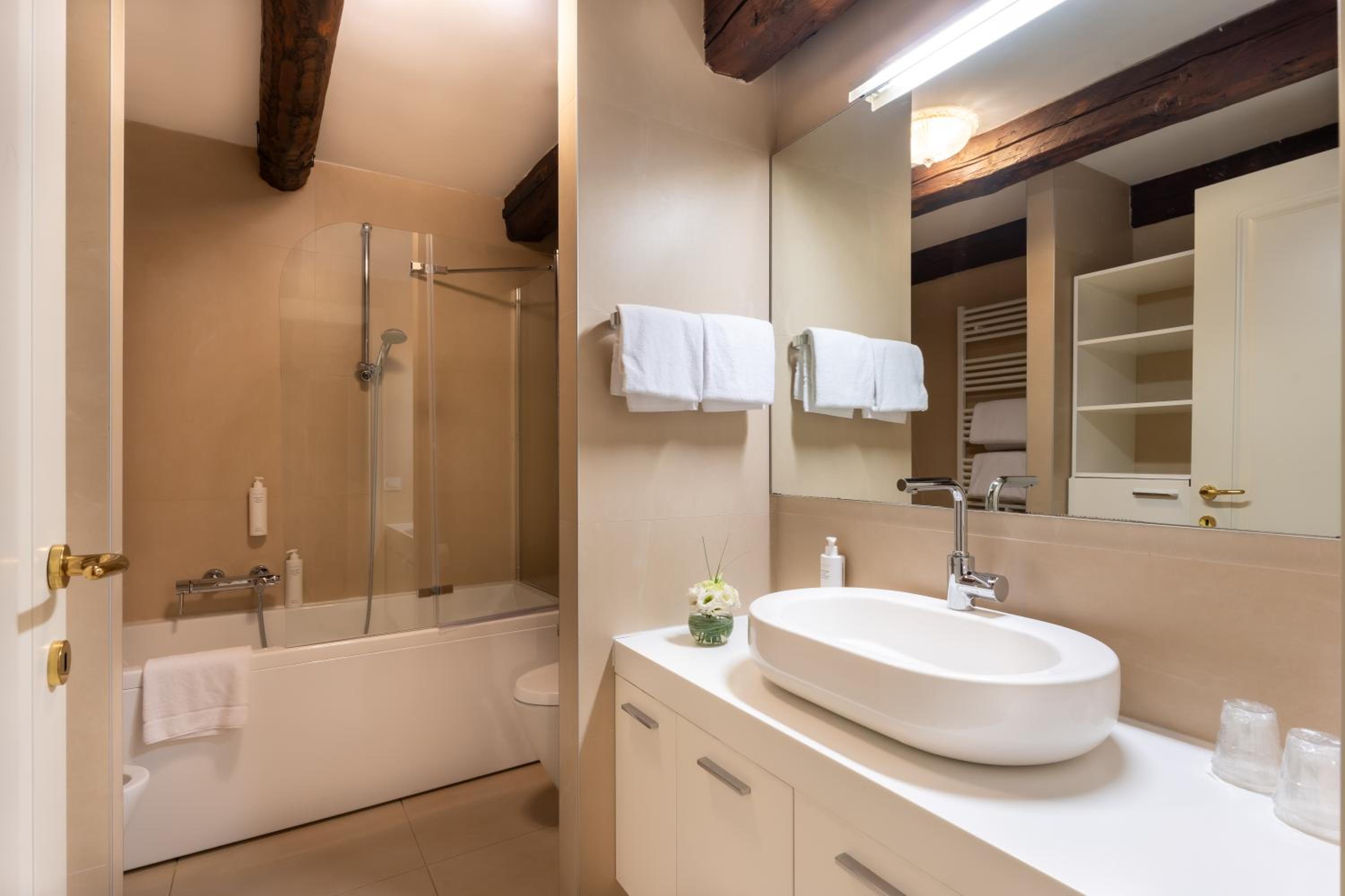 Luxury Two-Bedroom Design Apartment photo 2