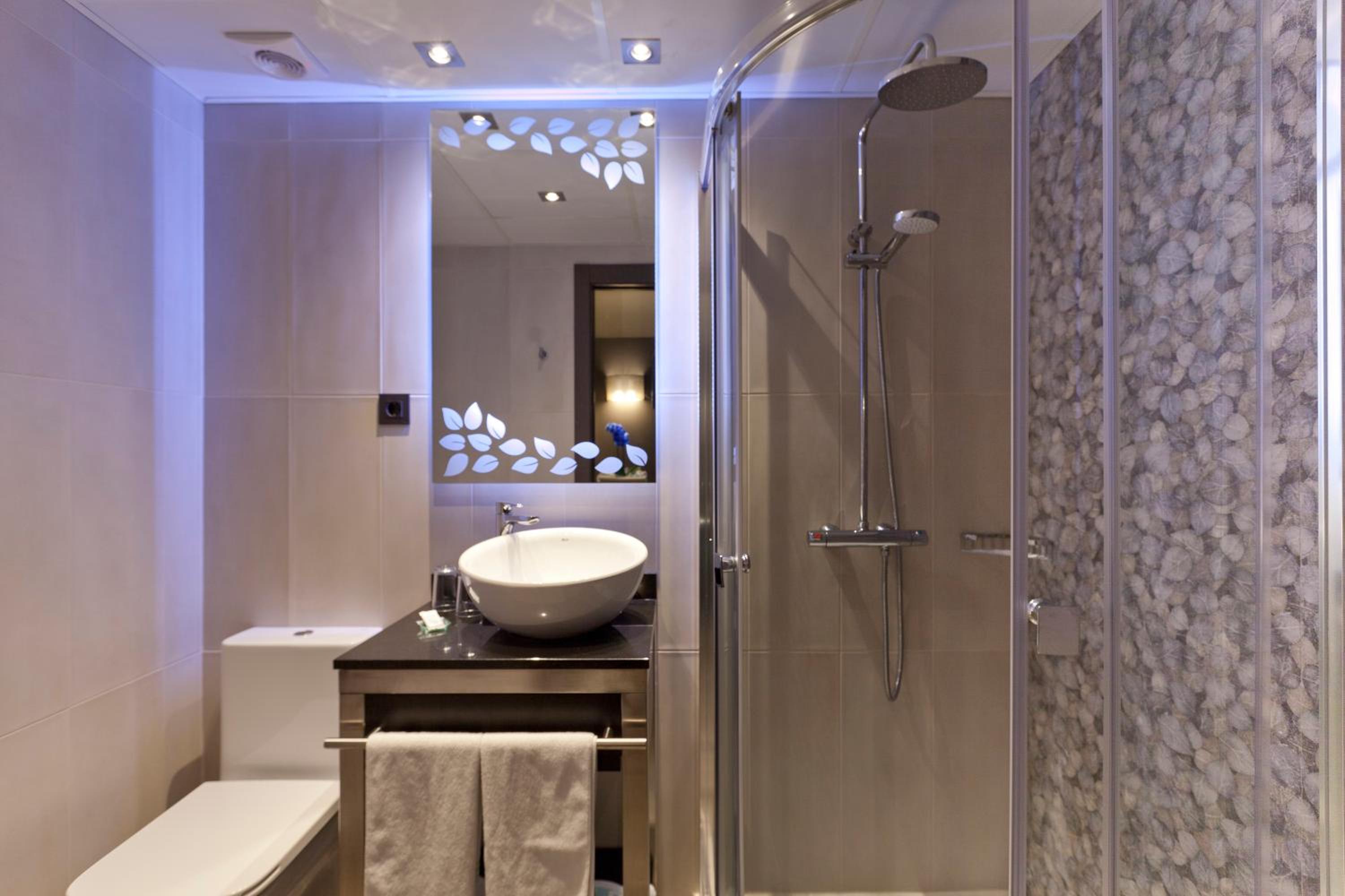 Double or Twin Room - Photo 3