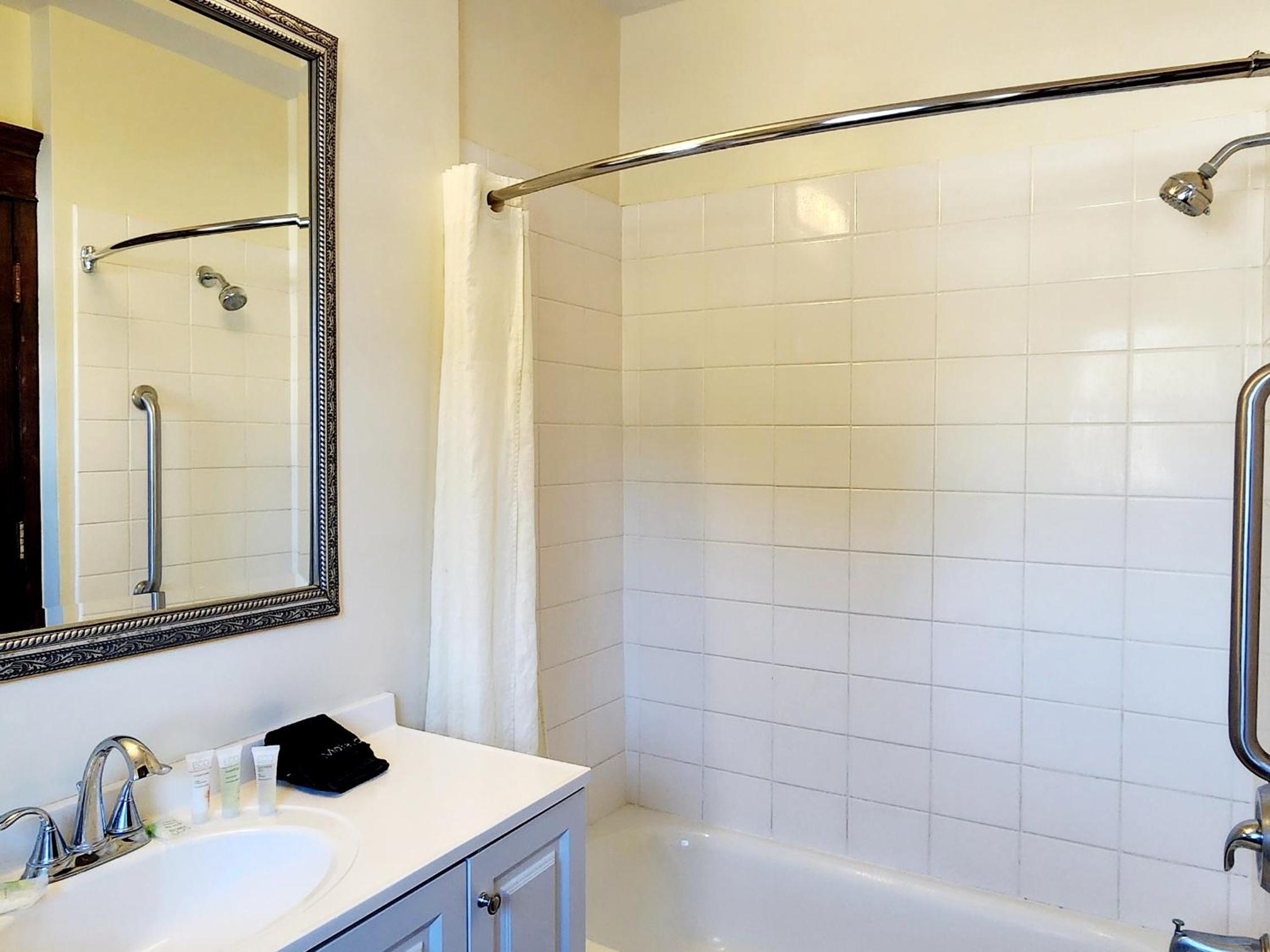 Deluxe Queen Suite - Photo 1