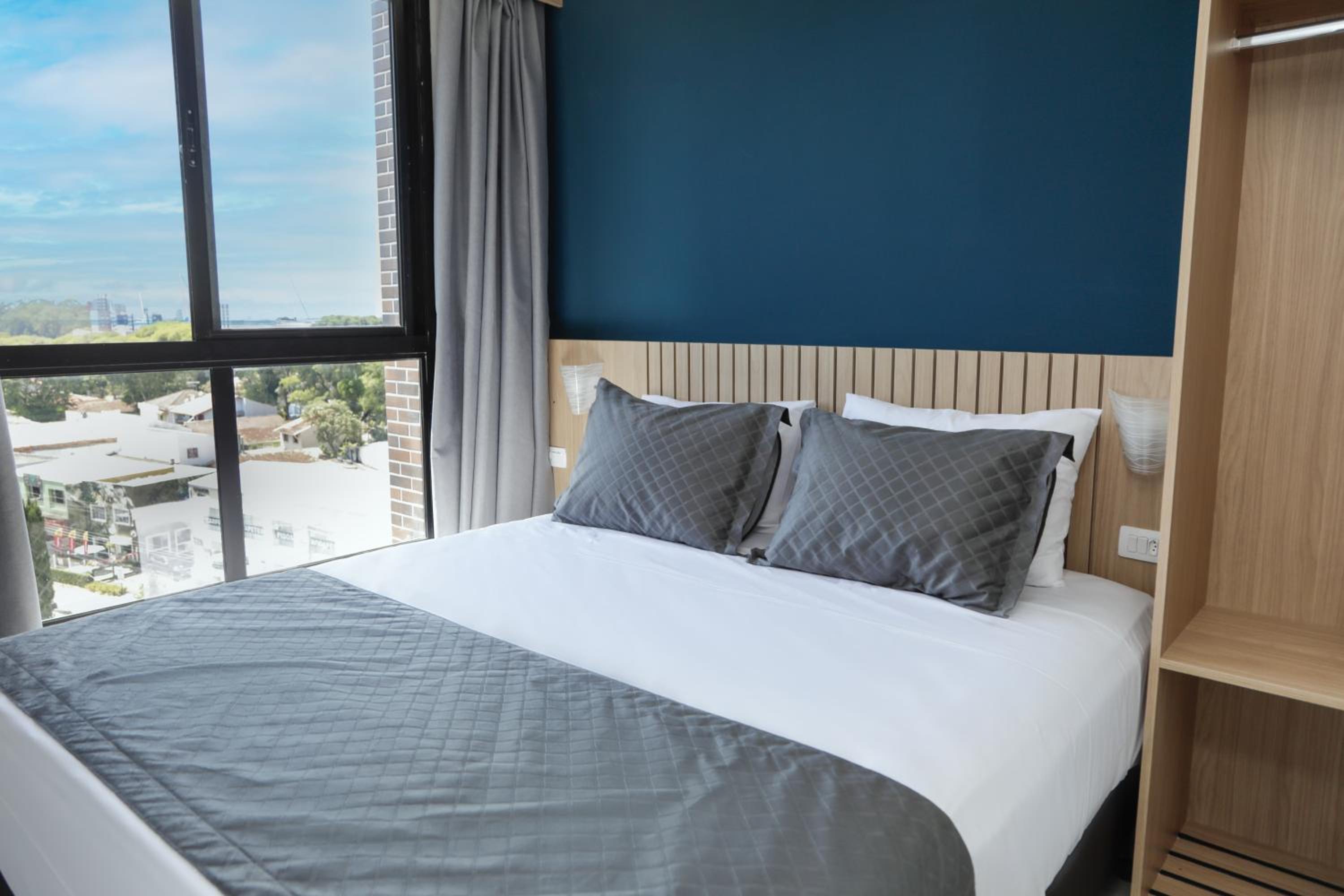 Deluxe Queen Suite