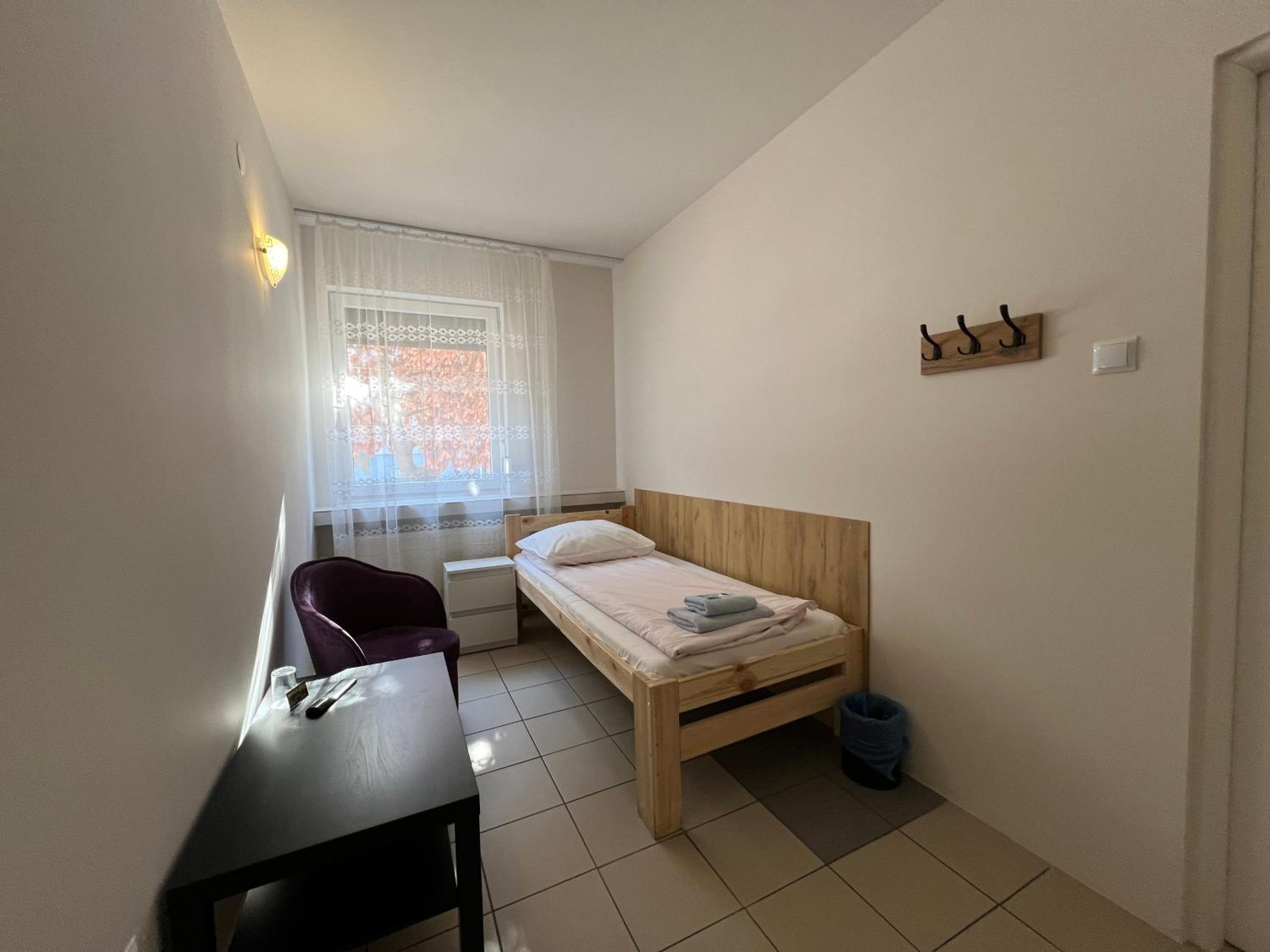 Single Room with Shared Shower and Toilet photo 3