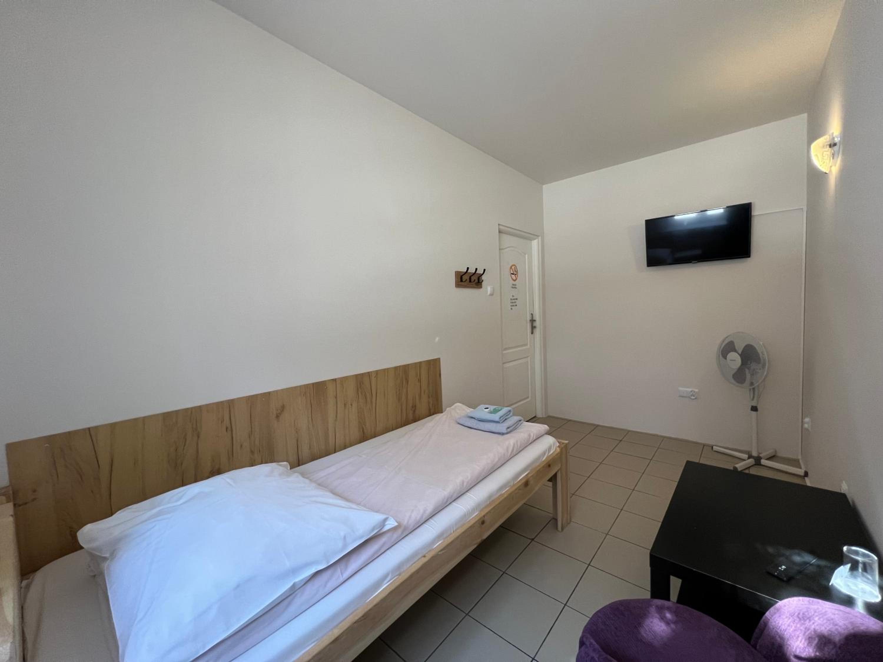 Single Room with Shared Shower and Toilet photo 1