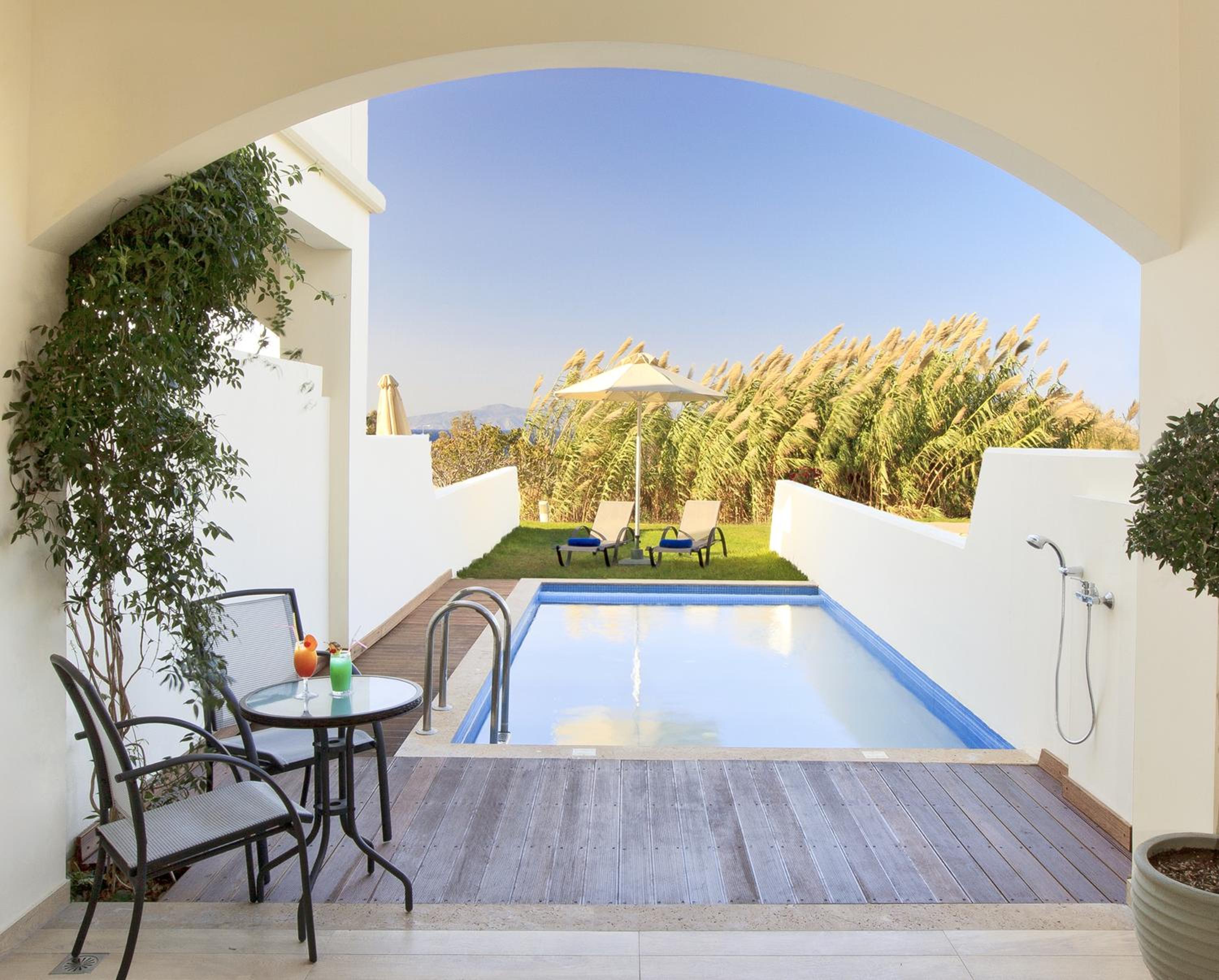 Deluxe Junior Suite with Personal Pool (2-4 People) photo 3