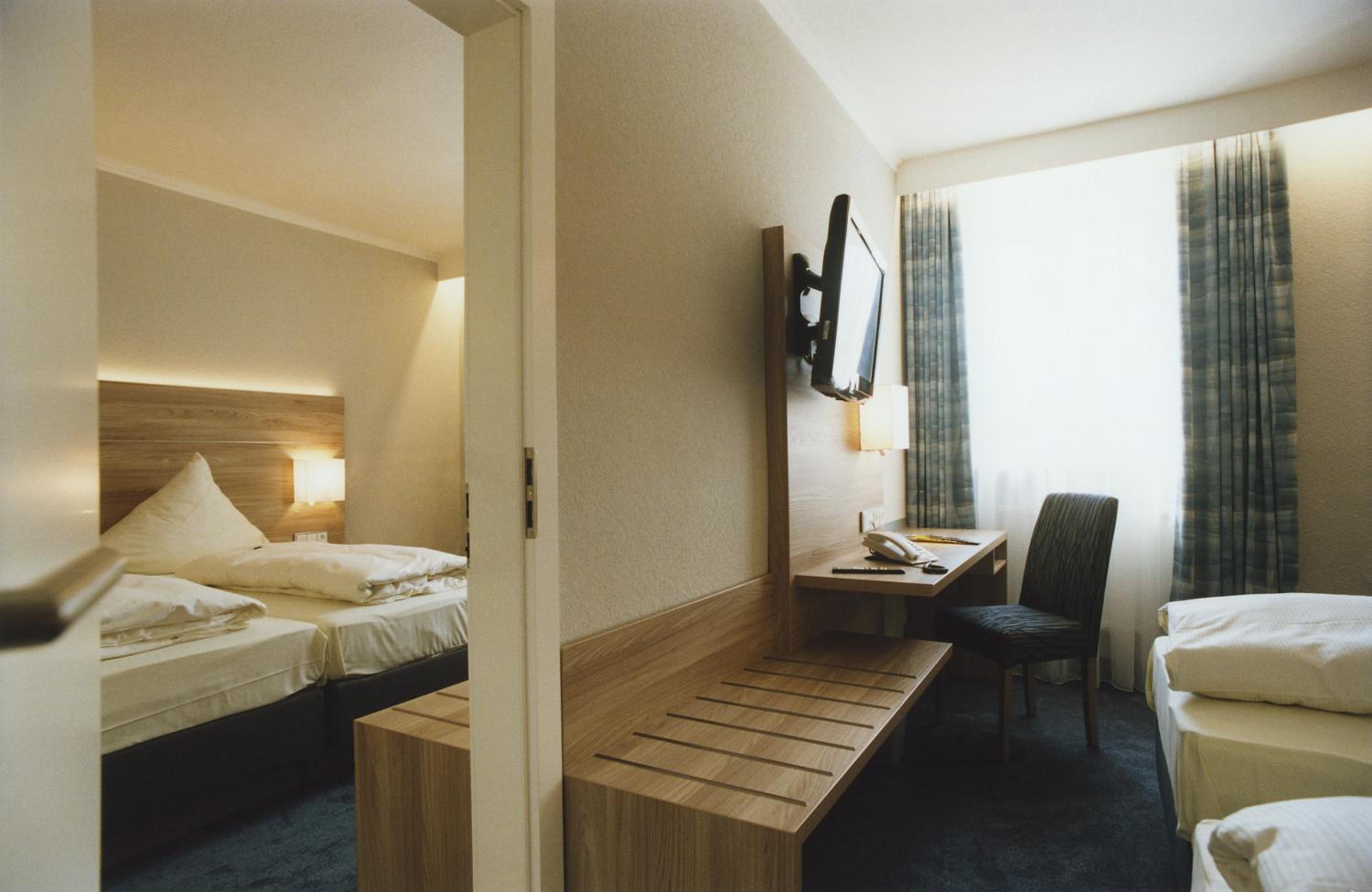 Standard Family Room with Connecting Door photo 2
