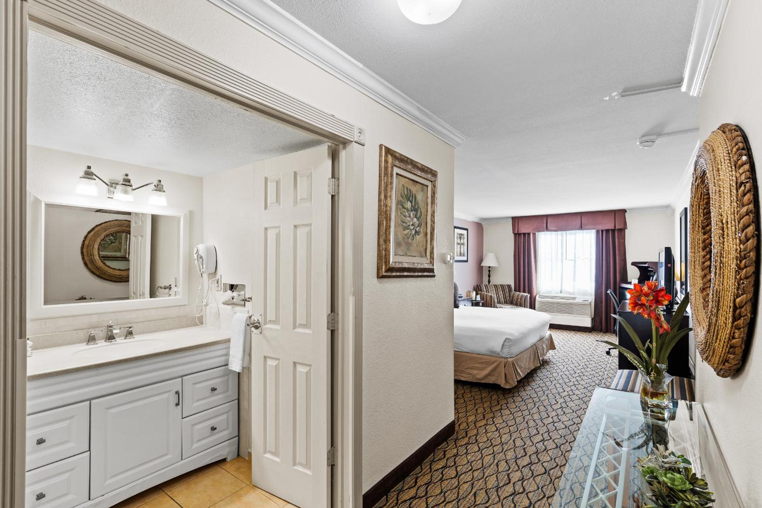 Junior Suite King Bedroom photo 1