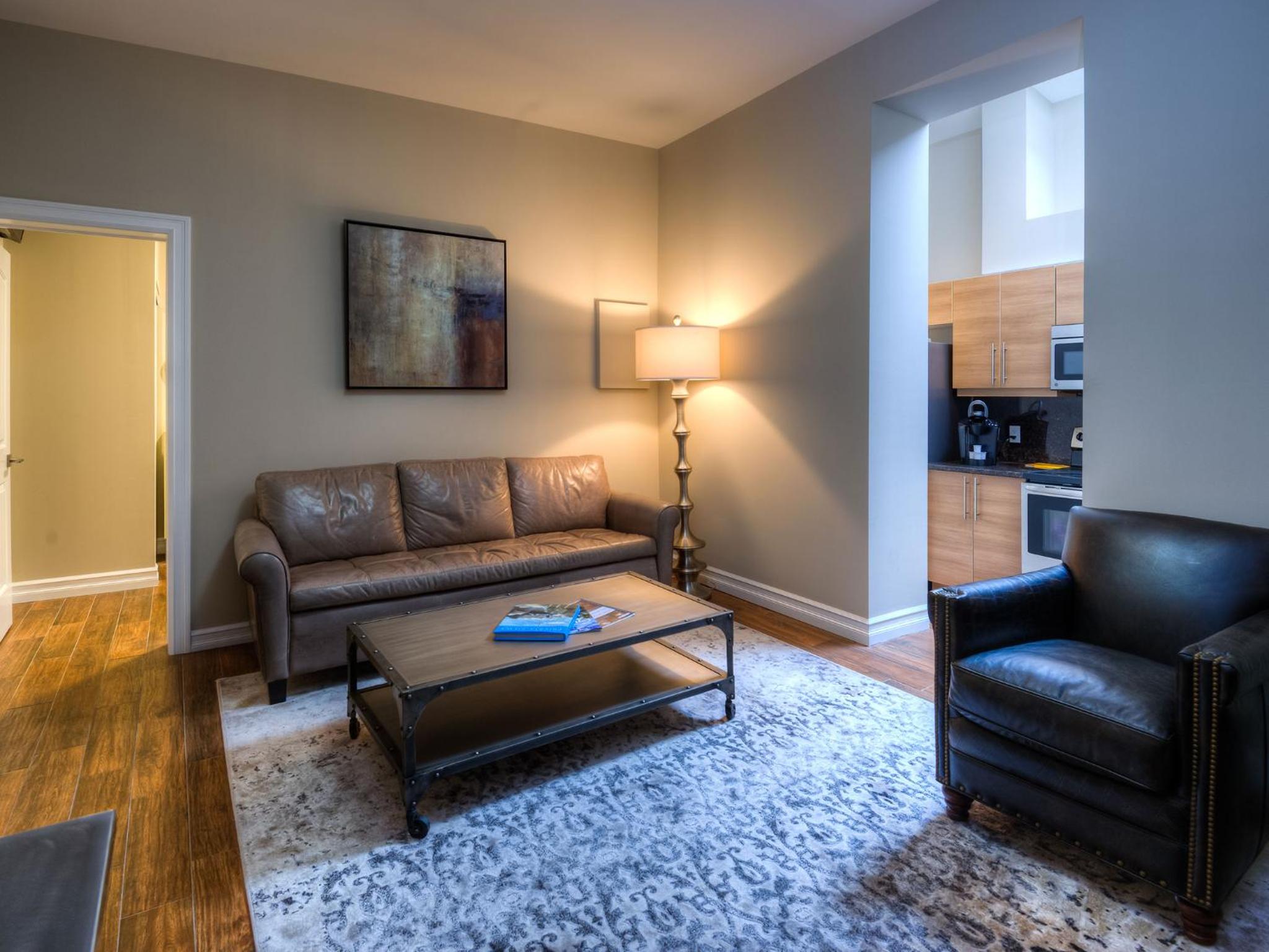 Deluxe Queen Suite