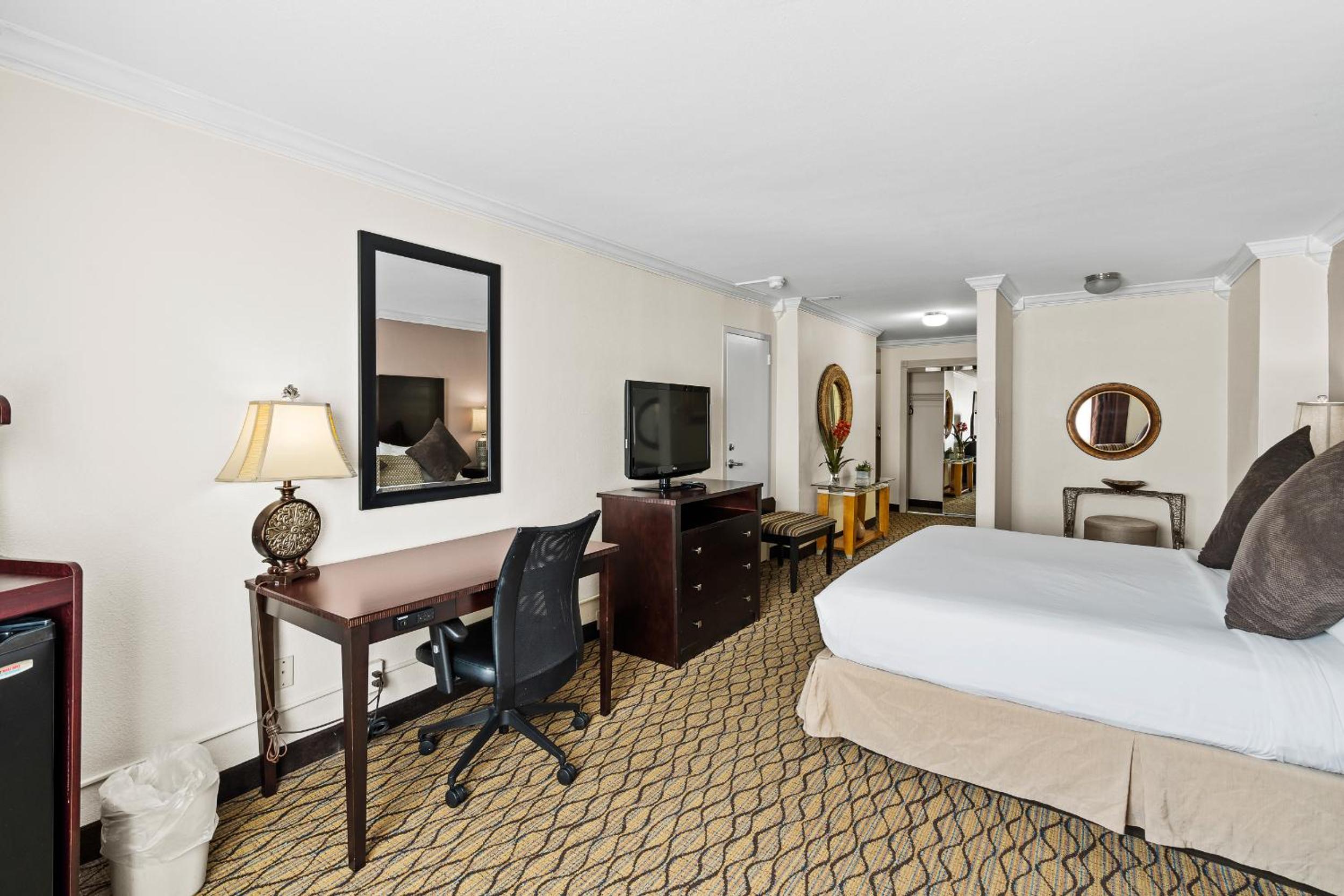 Junior Suite King Bedroom photo 3