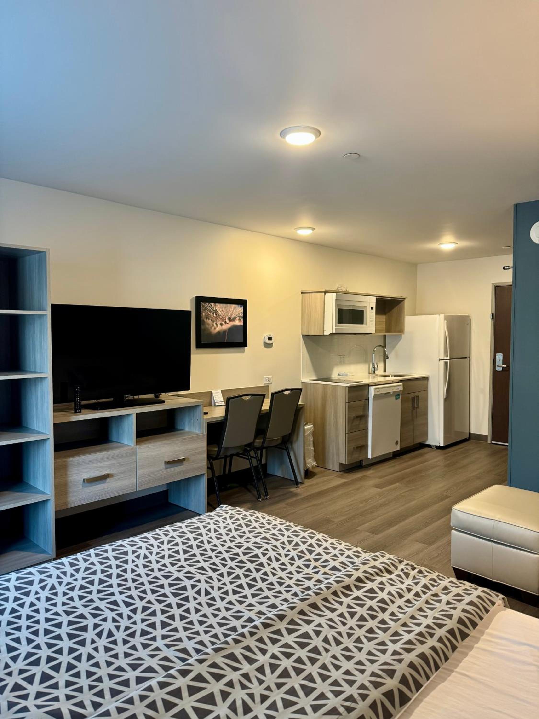QUEEN SUITE W/ SOFA and DISHWASHER photo 1