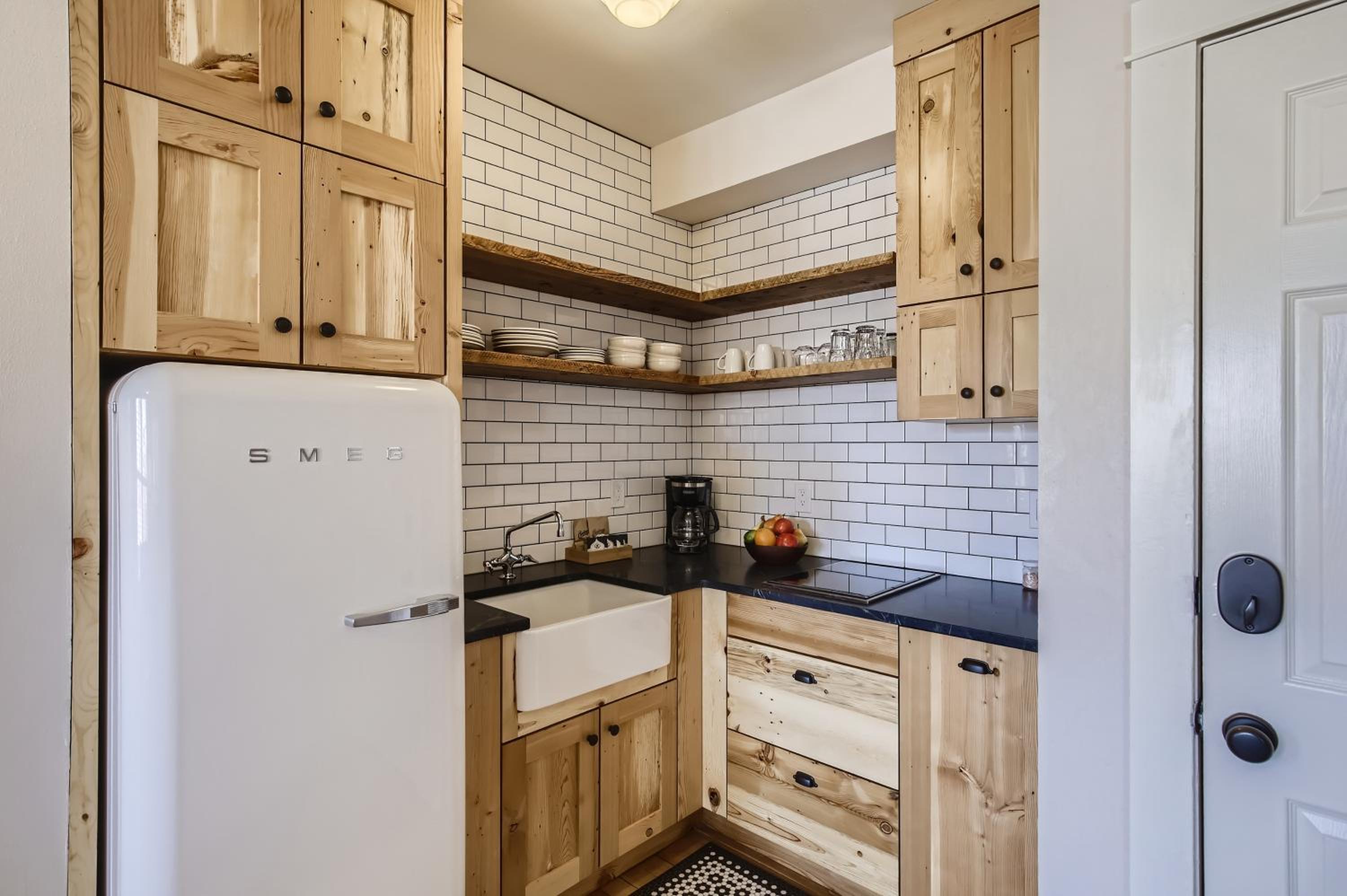 Classic One-Bedroom Apartment with King Bed photo 1