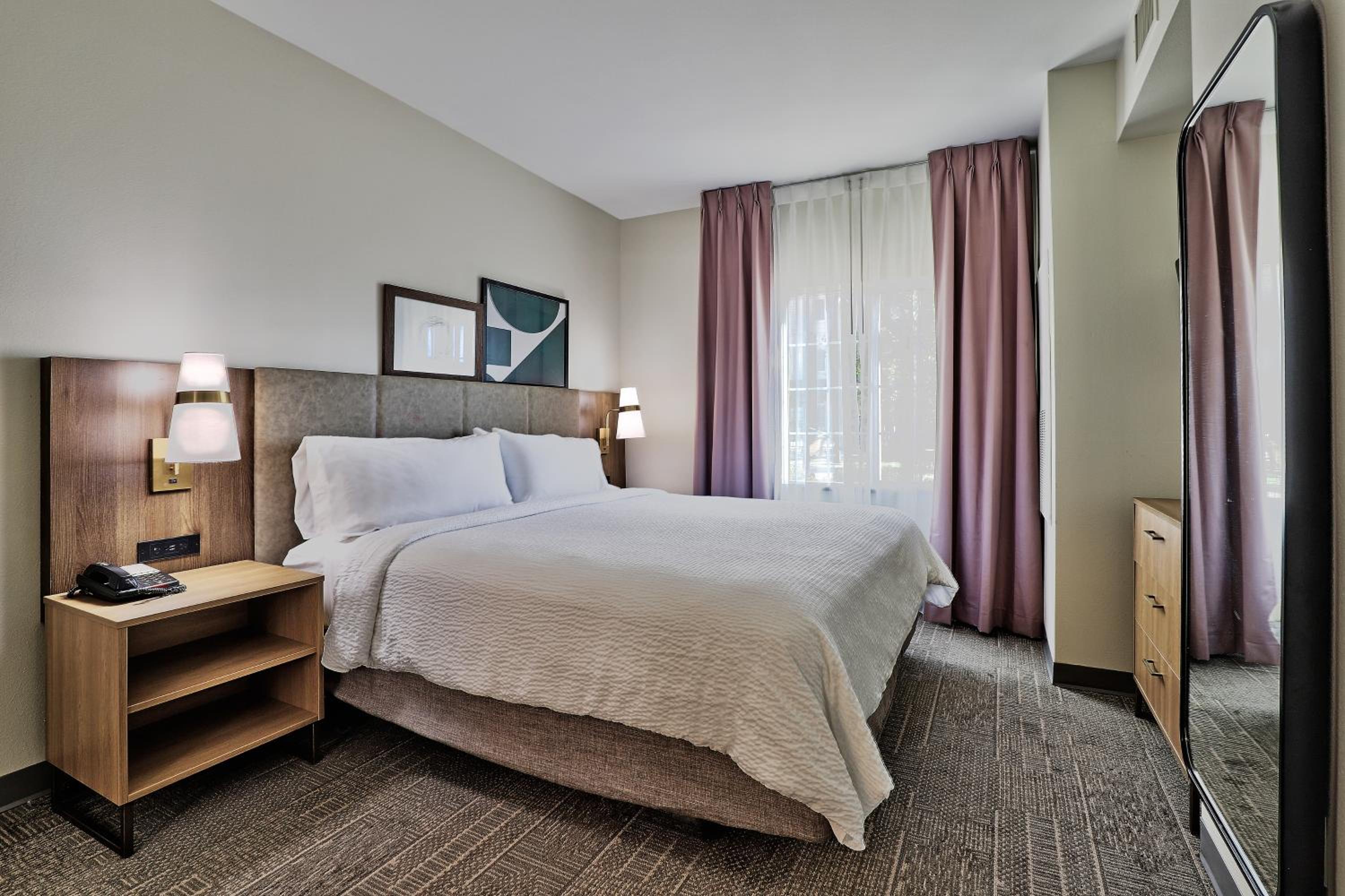 One-Bedroom King Suite - Non-Smoking - Photo 2