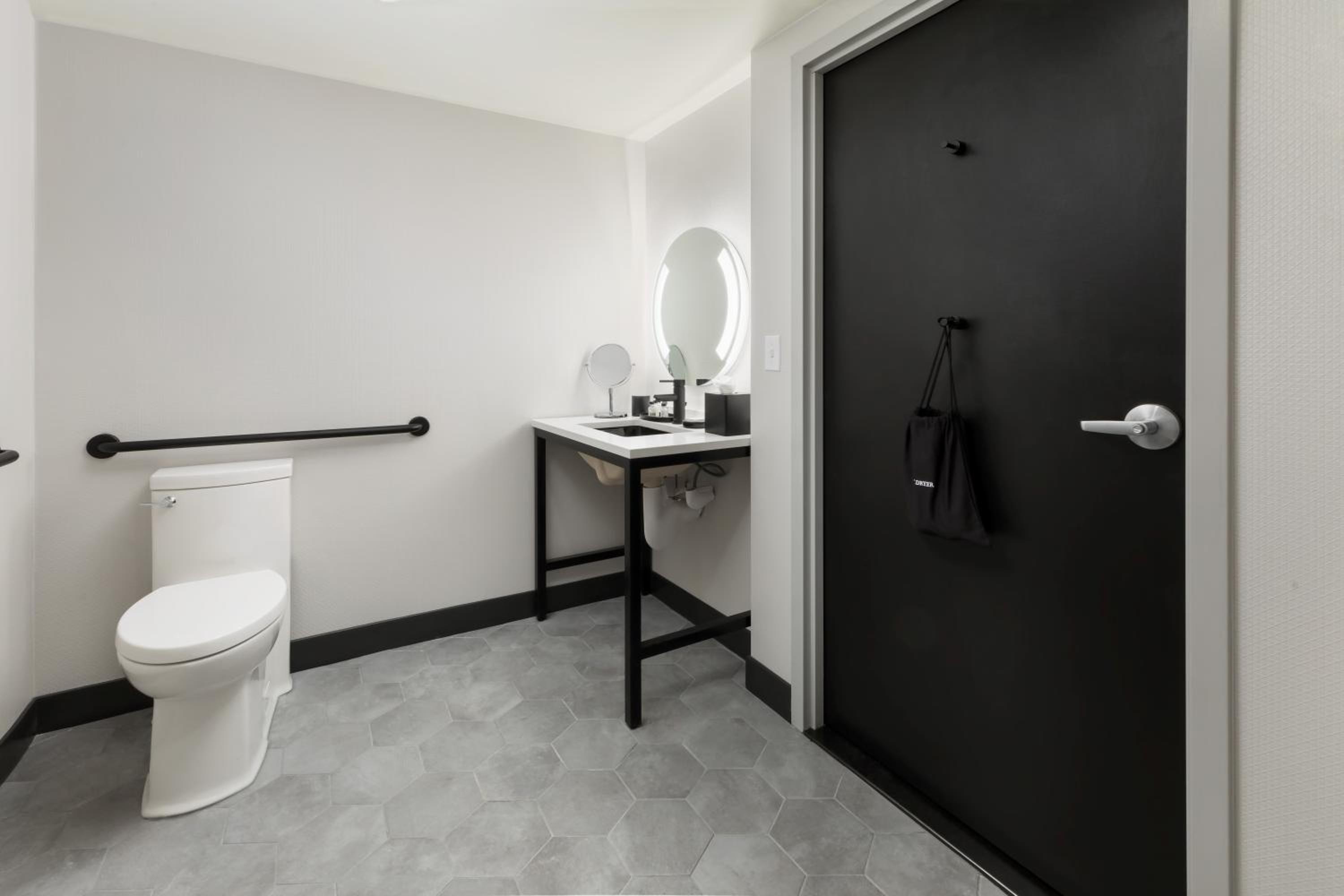 One-Bedroom Two Queen Accessible thumbnail 5