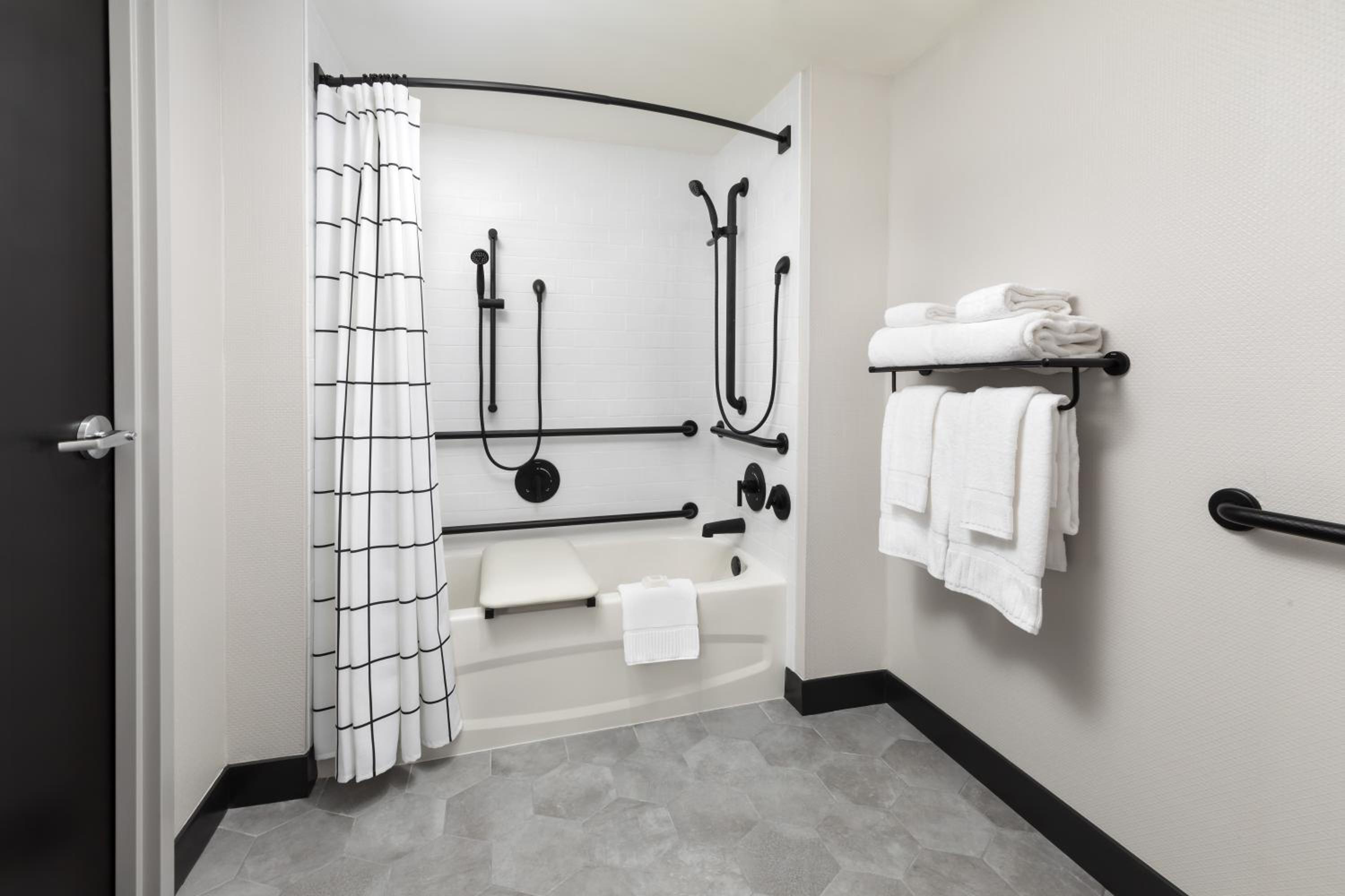 One-Bedroom Two Queen Accessible thumbnail 6
