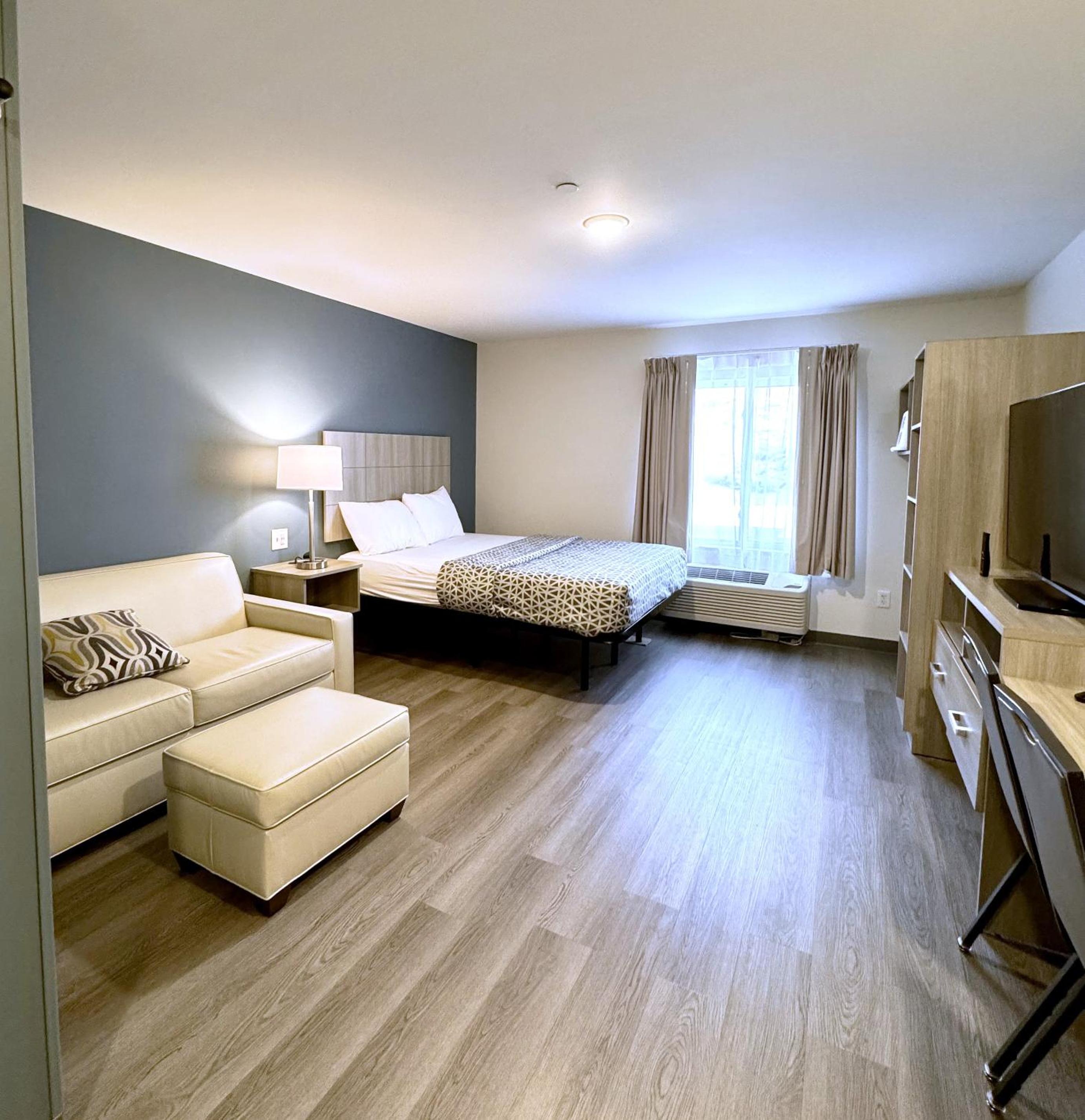 QUEEN SUITE W/ SOFA and DISHWASHER