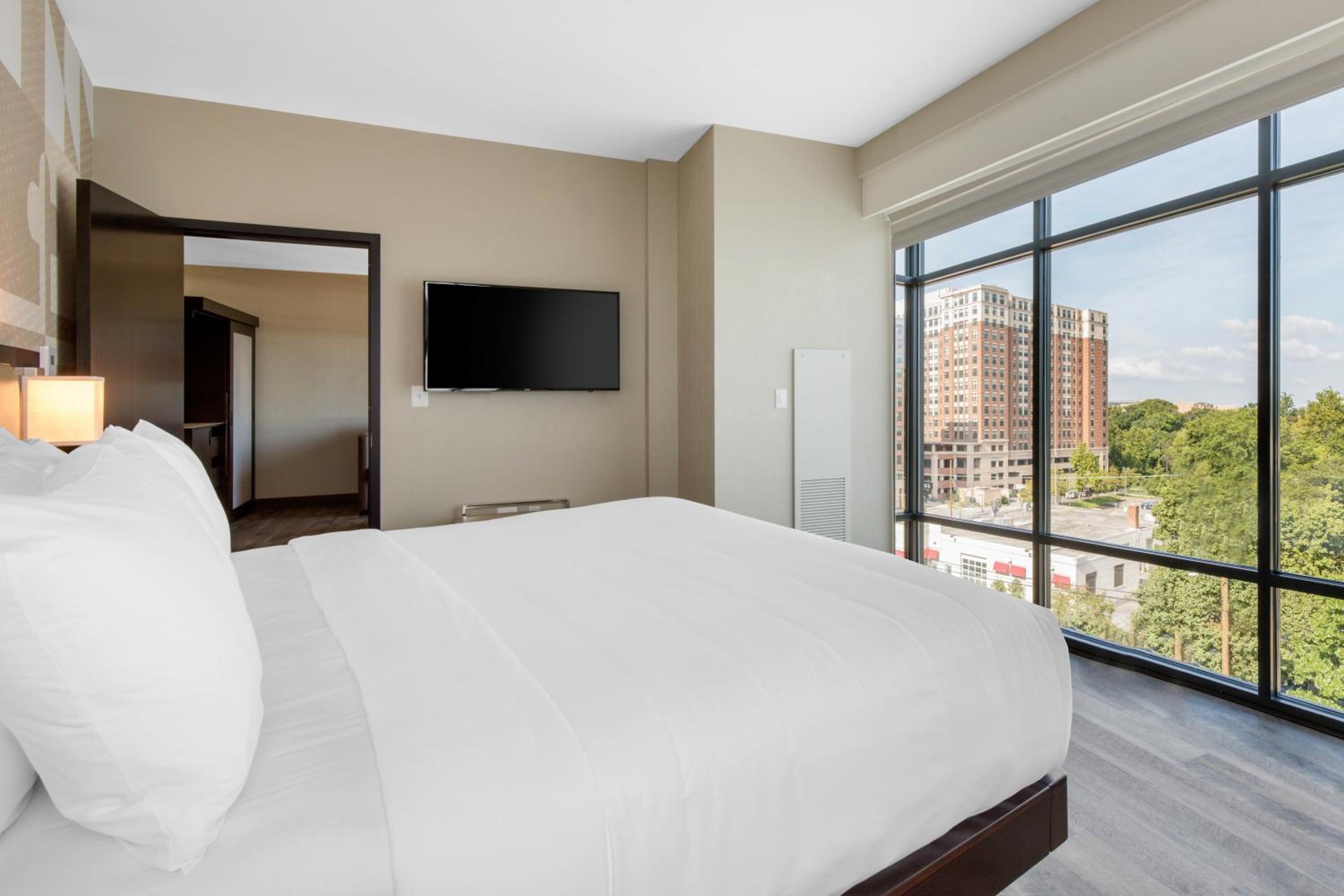 King Suite - Accessible/Non-Smoking