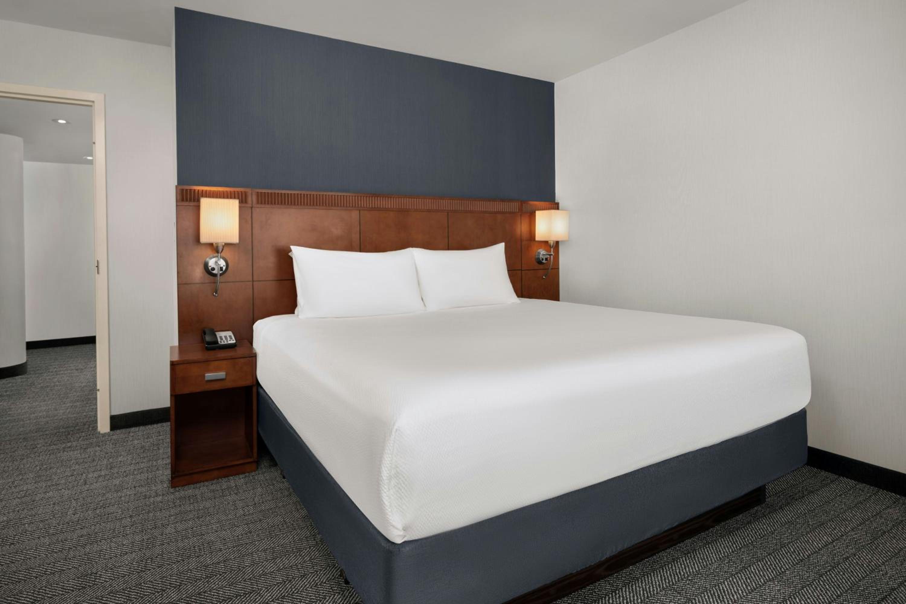 King Suite with Balcony and Sofa Bed - Photo 2