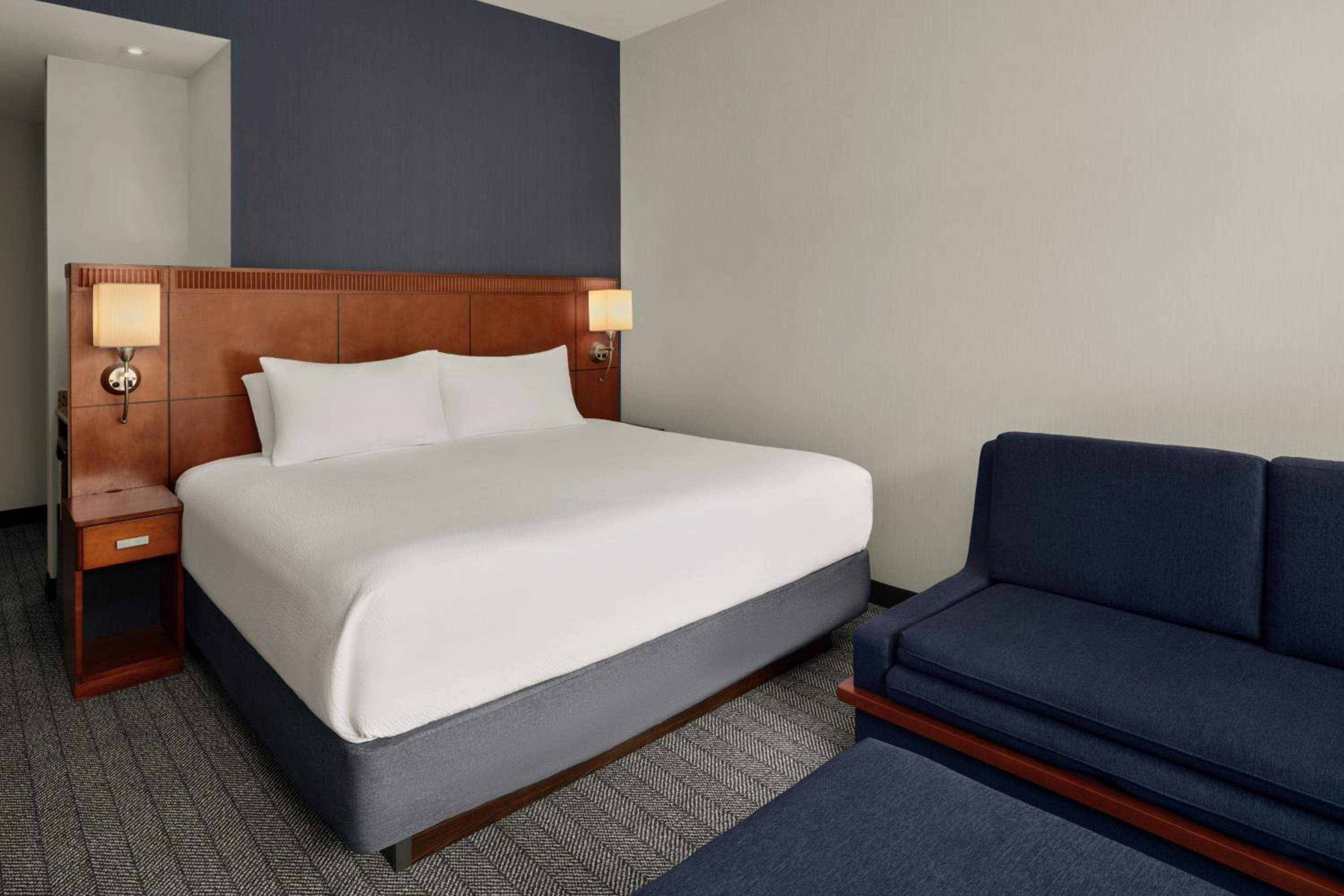 King Room with Balcony and Bathtub - Mobility Access/Hearing Accessible - Photo 2