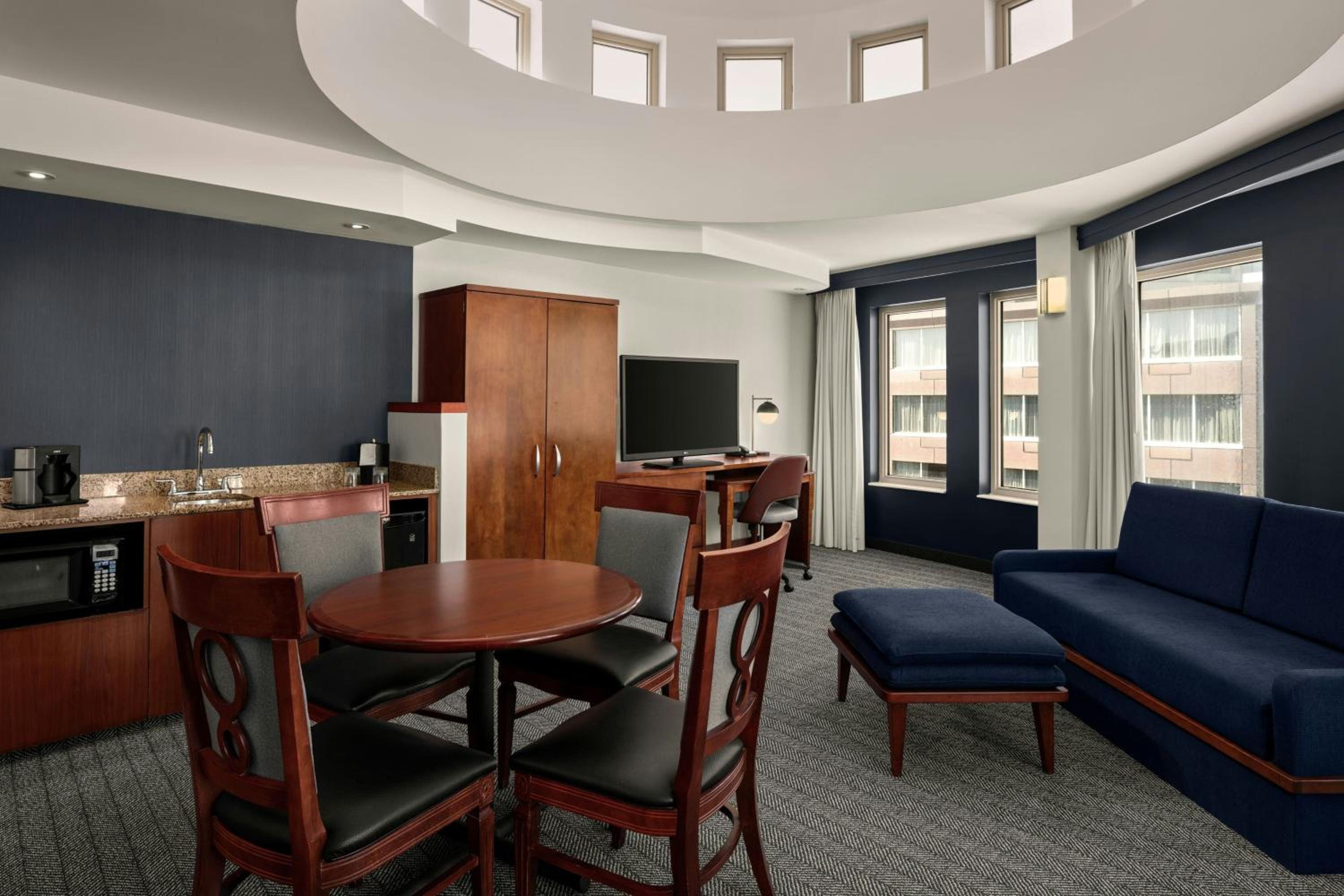 King Suite with Balcony and Sofa Bed - Photo 3