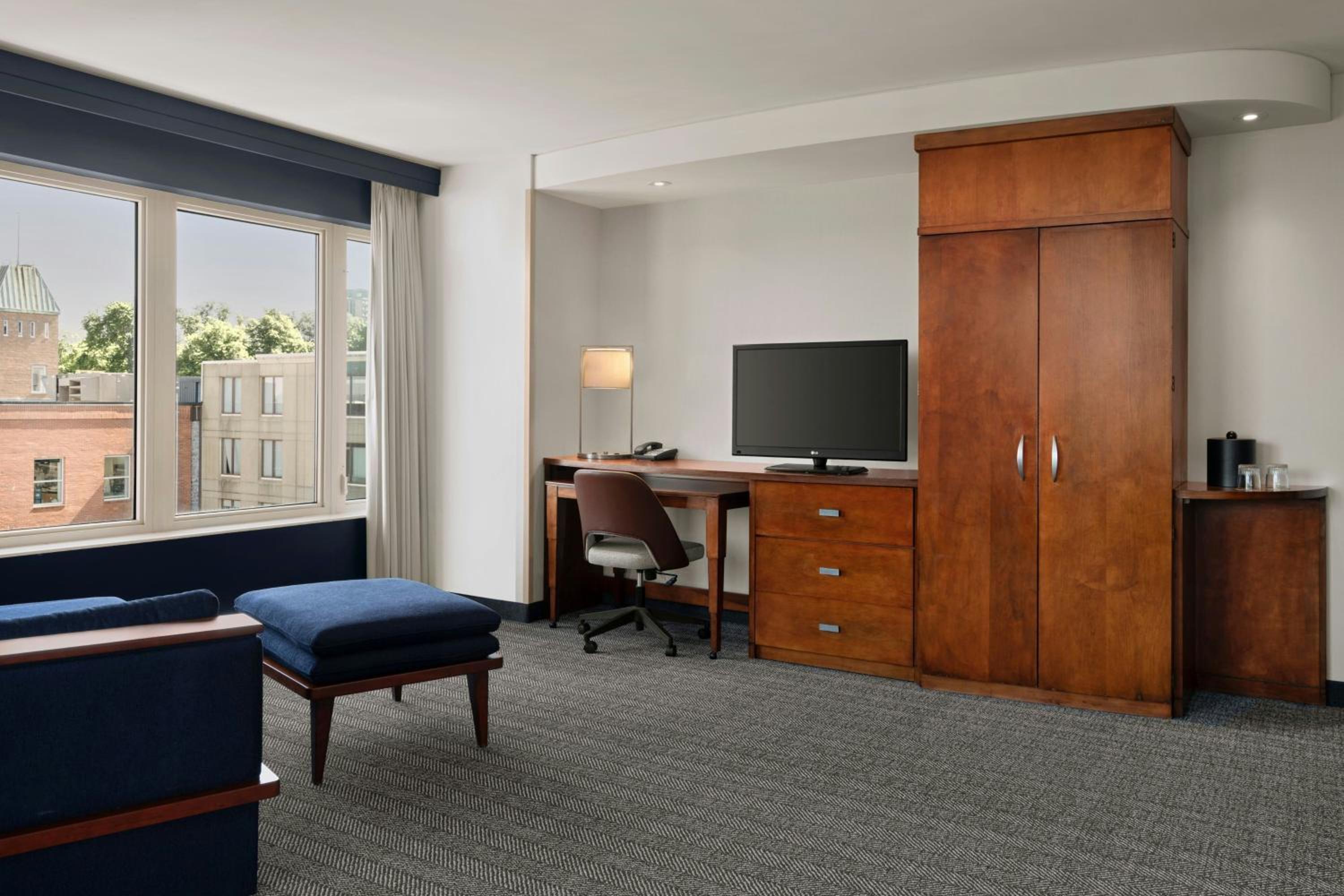 King Room with Water View, Sofa Bed and Balcony - Photo 3