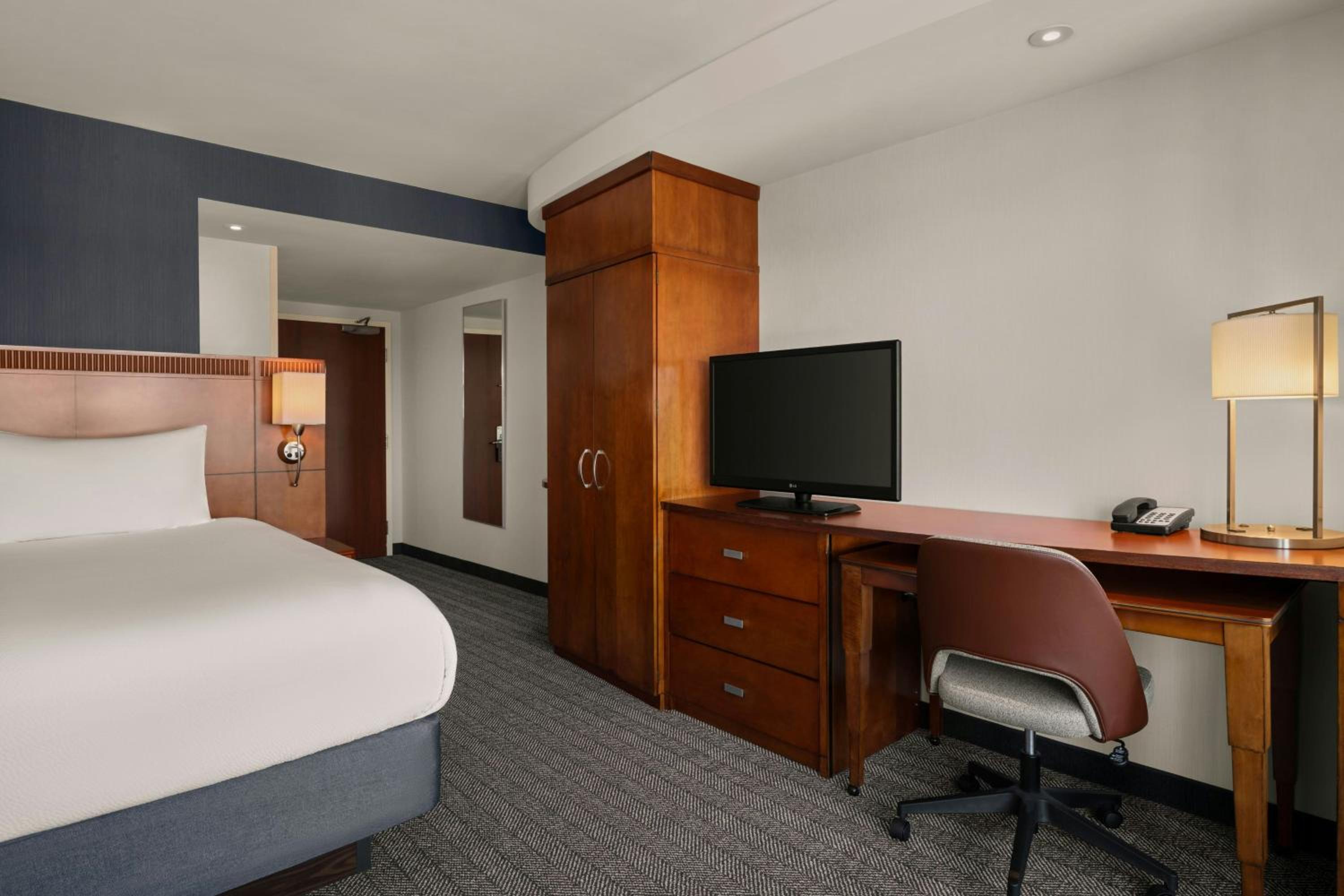 King Room with Water View and Sofa Bed - Photo 3