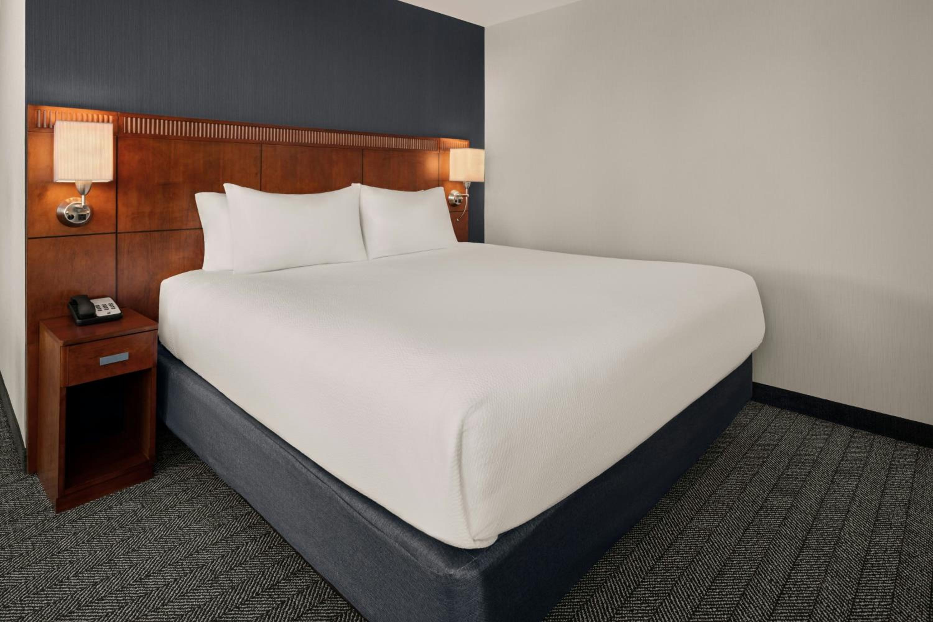 King Room with Water View, Sofa Bed and Balcony - Photo 2