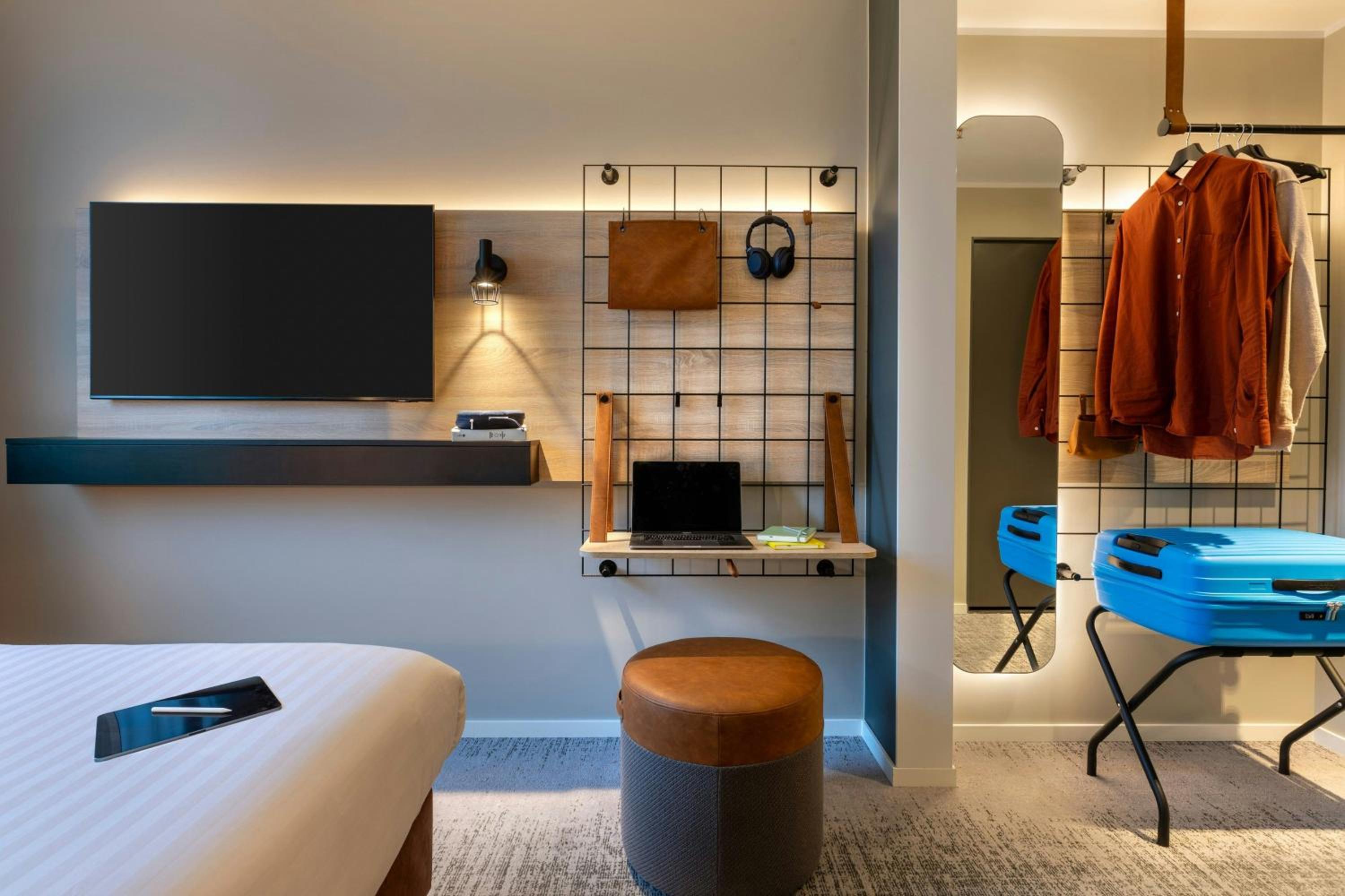 Moxy Connecting  Sleeper Room thumbnail 5