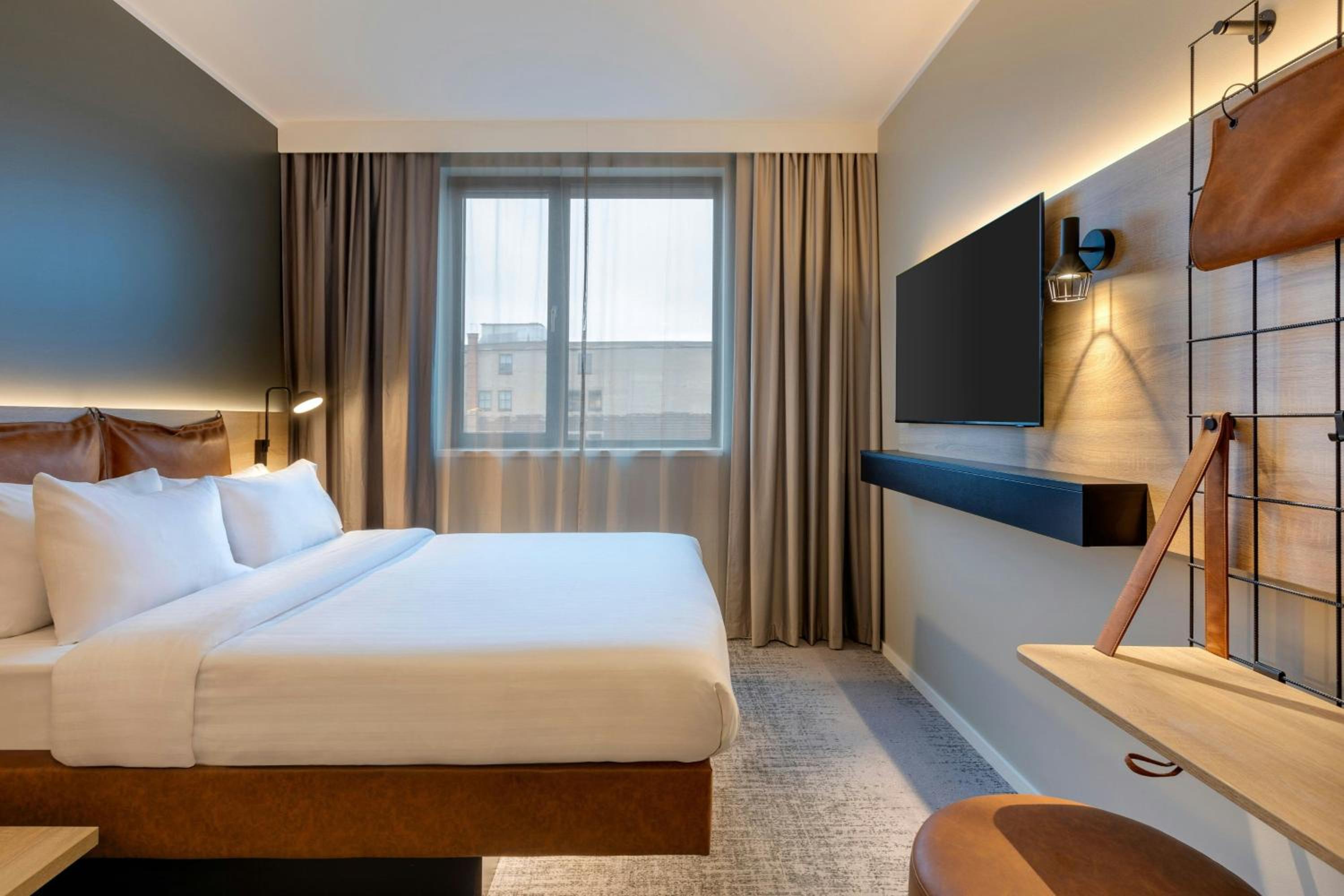 Moxy Connecting  Sleeper Room thumbnail 6