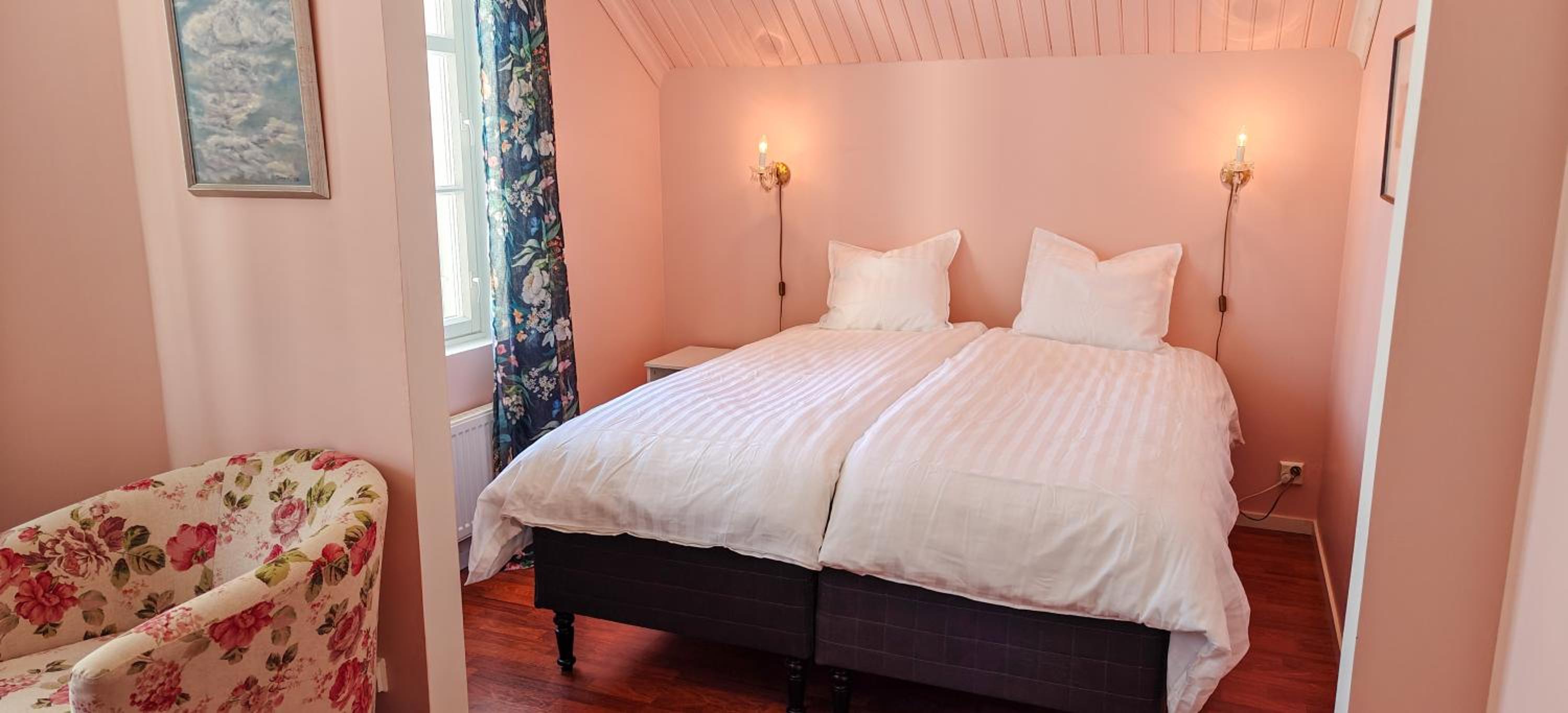 Double or Twin Room with Shared Bathroom photo 1