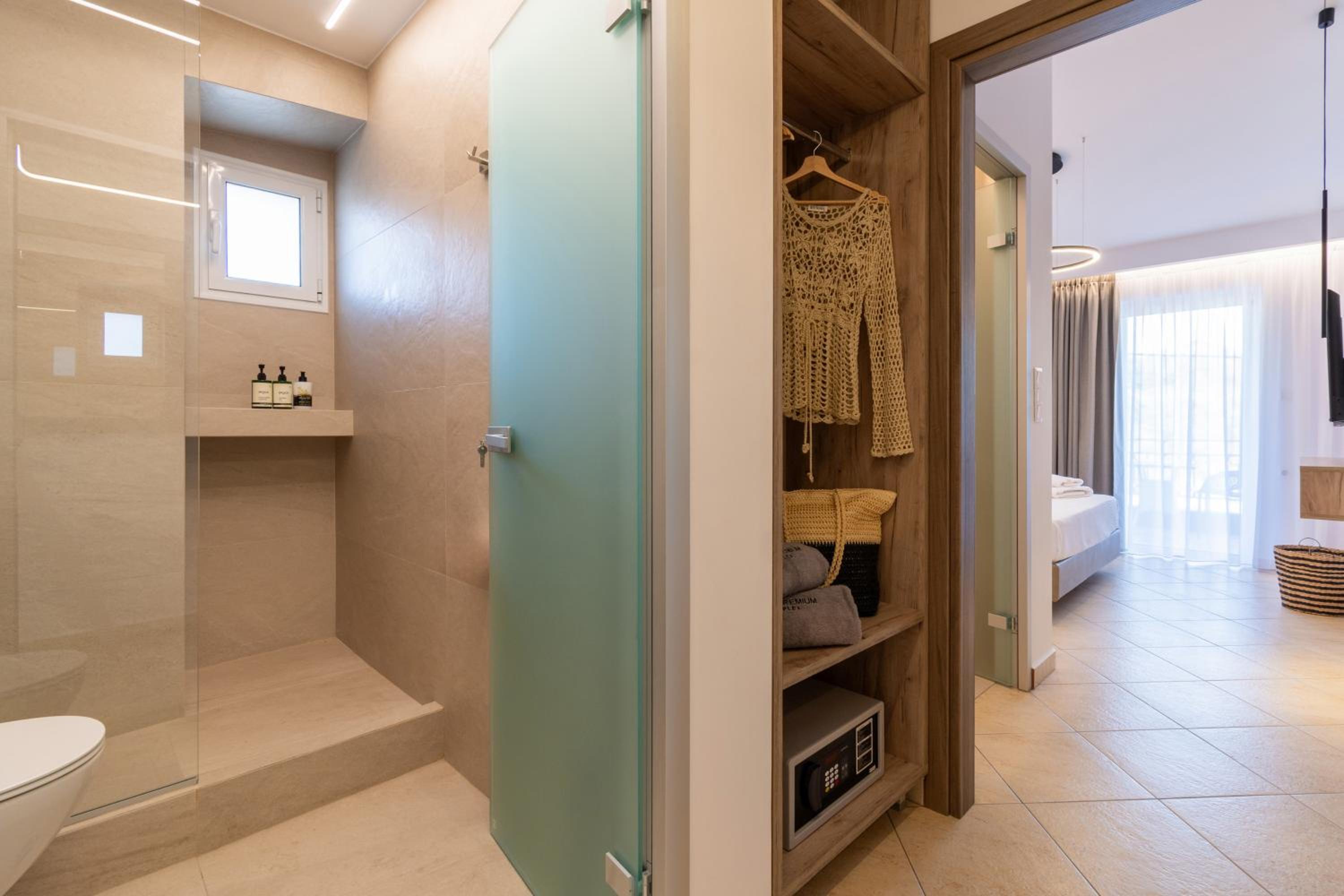 One-Bedroom Apartment with Balcony and Sea View photo 2