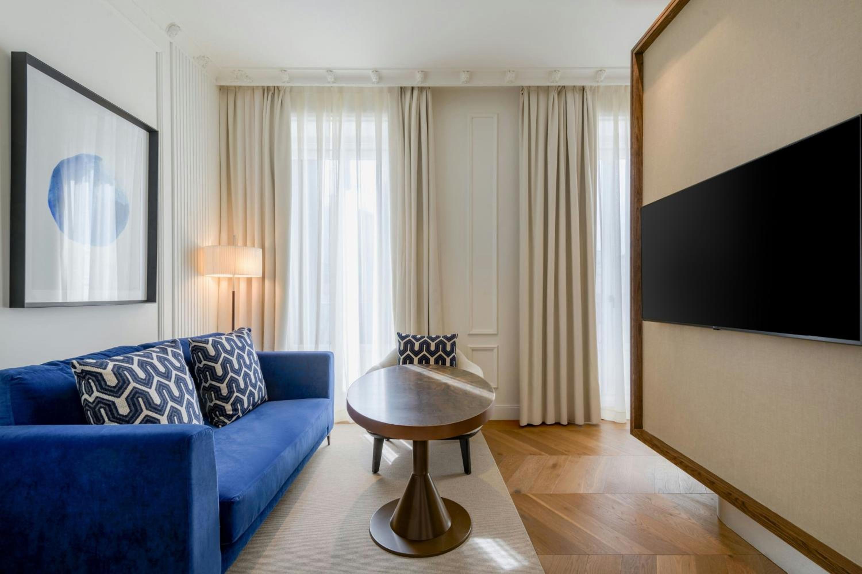 Junior King Suite with City view photo 2
