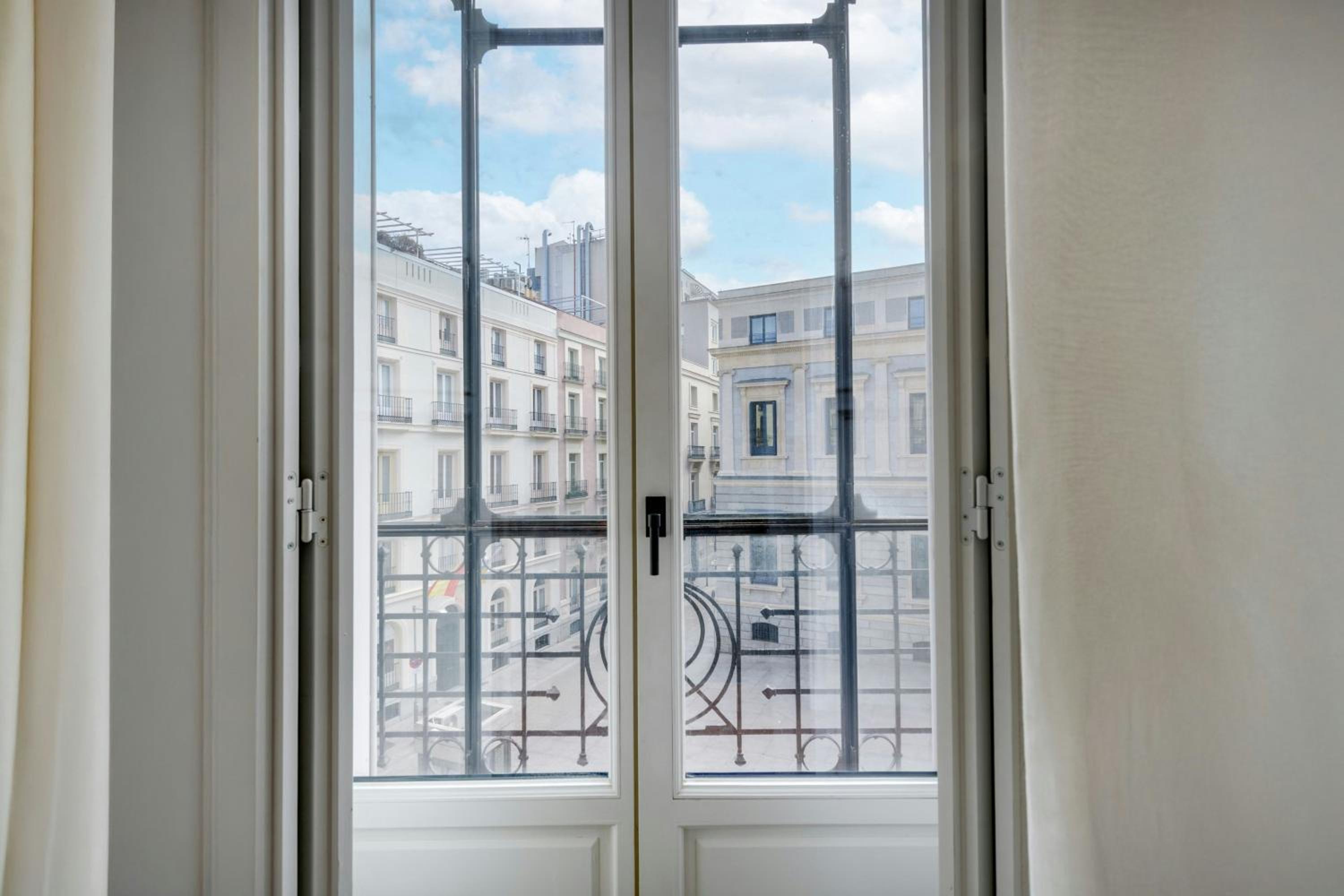 Junior King Suite with City view photo 3