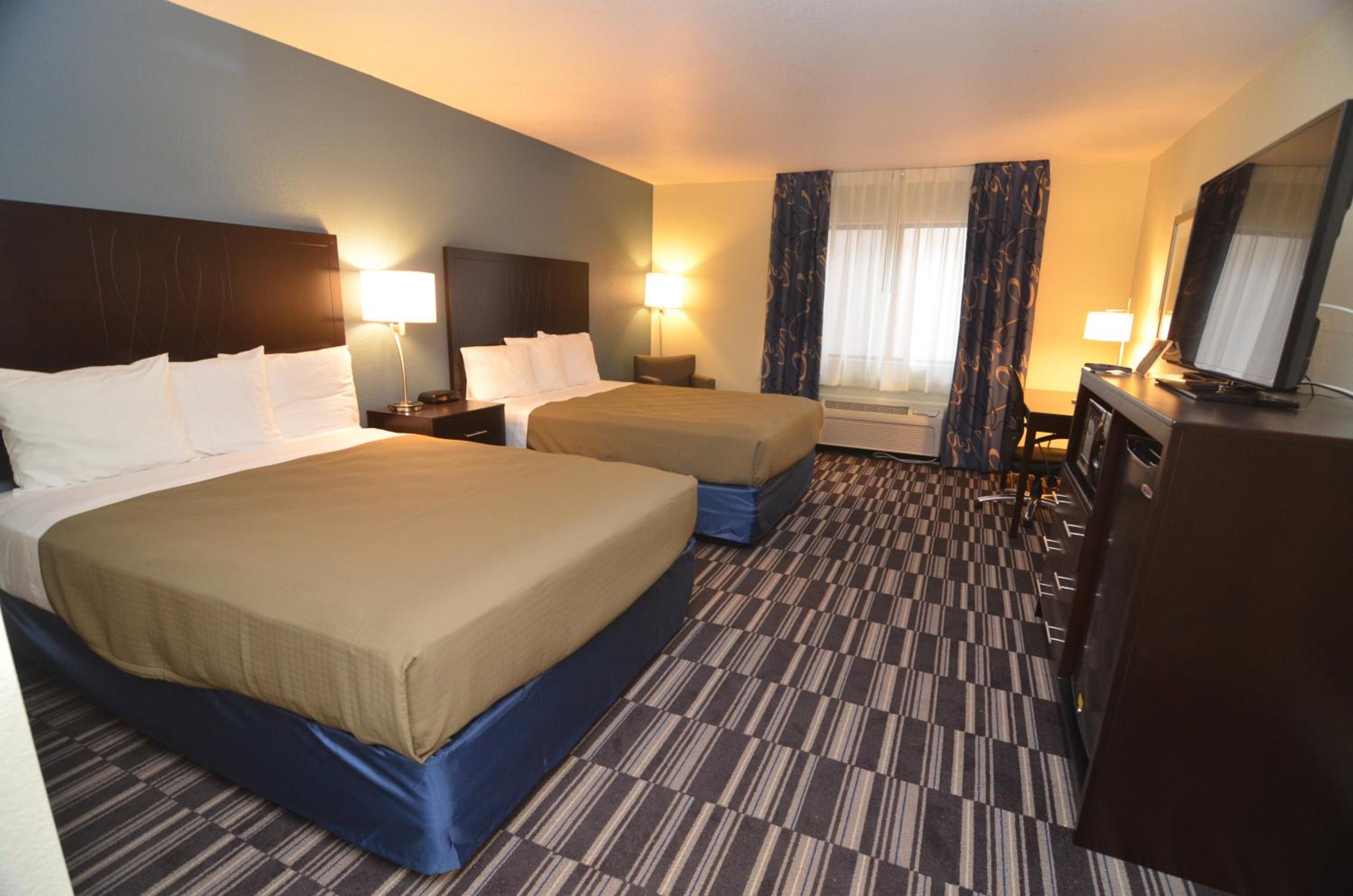 Queen Room with Two Queen Beds - Photo 4