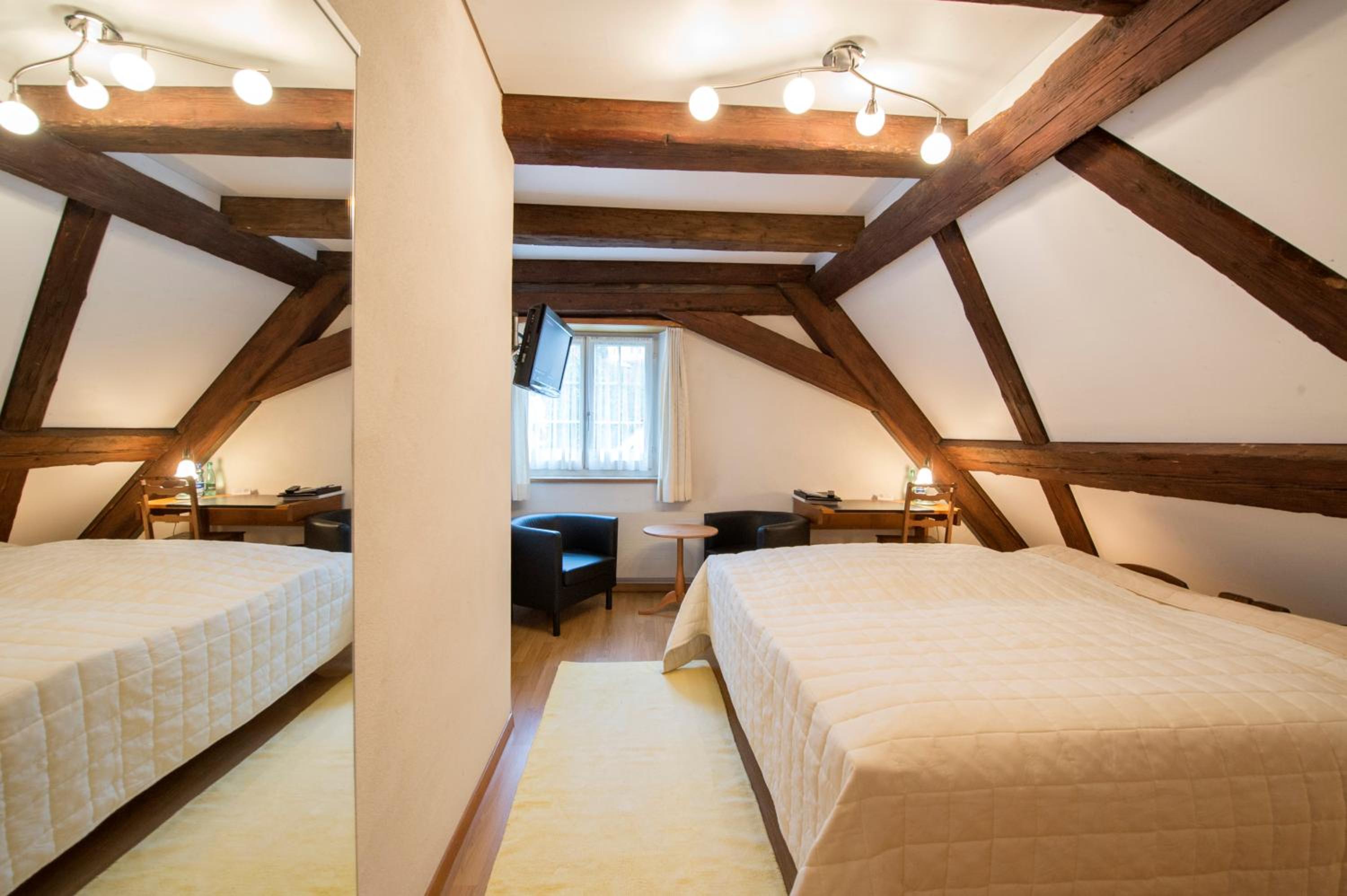 Double Room with Private Bathroom - Photo 3