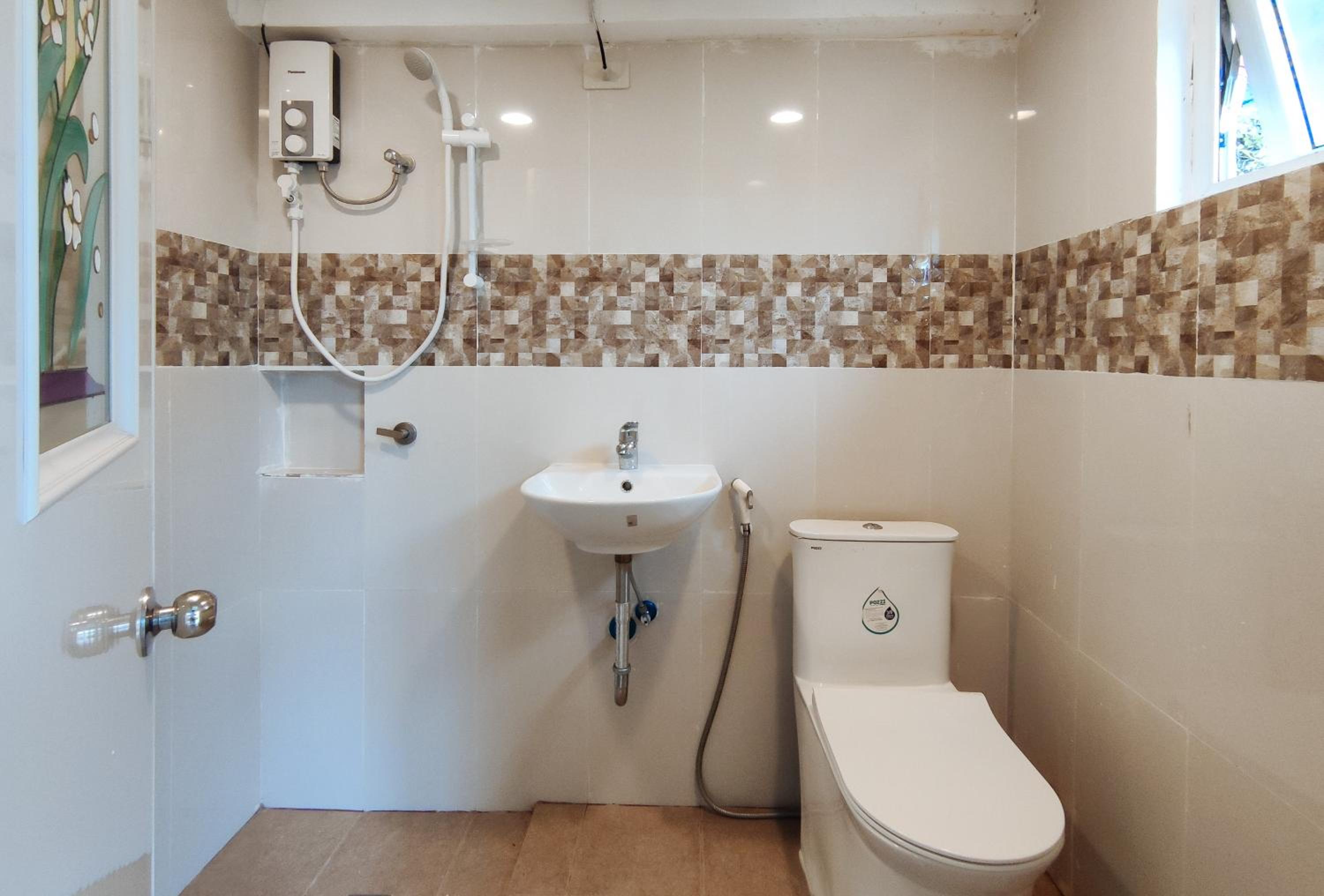 Family Room with Shared Bathroom photo 3