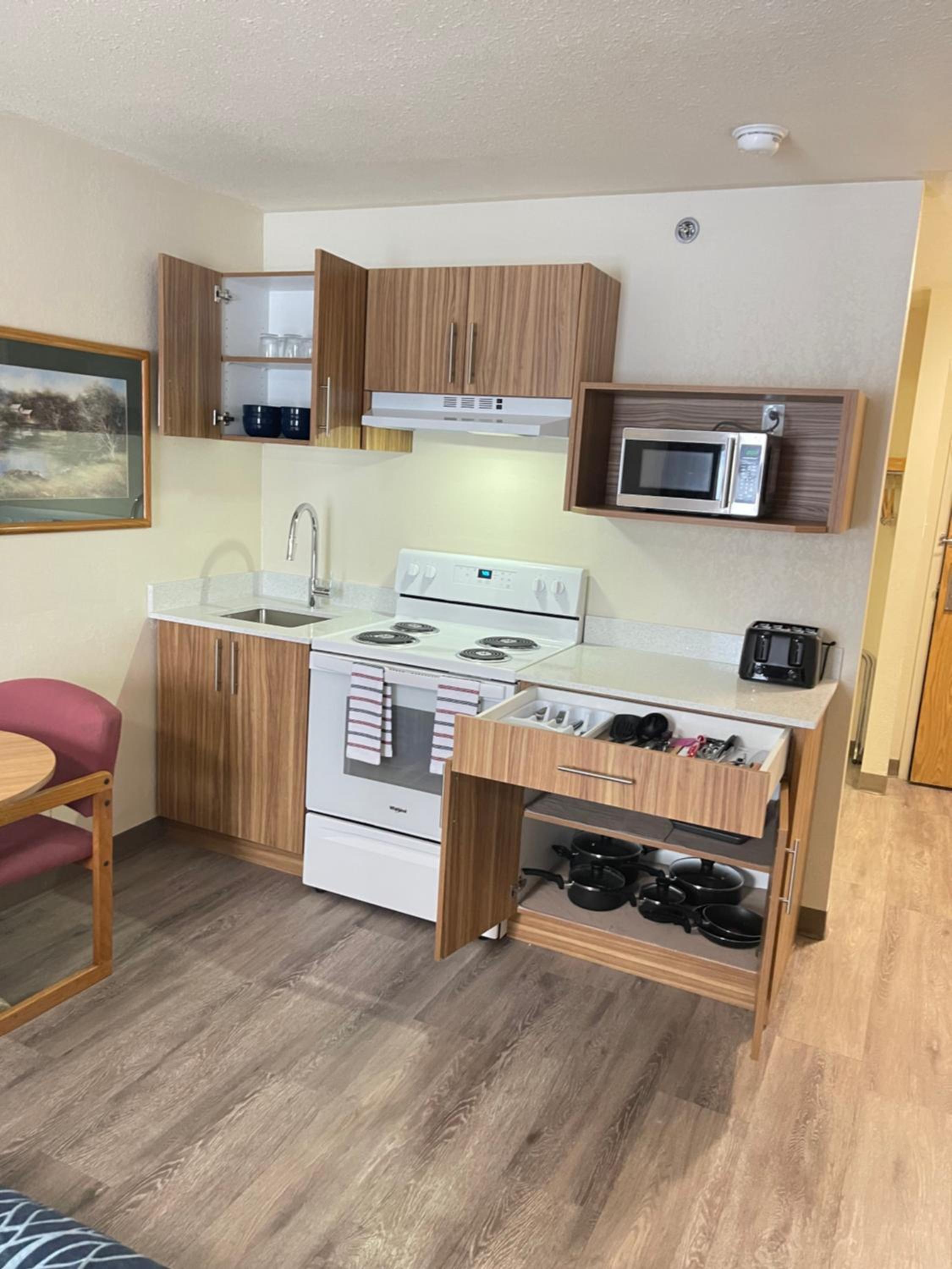 Superior Efficiency Suite with One Queen Bed - Non-Smoking photo 3