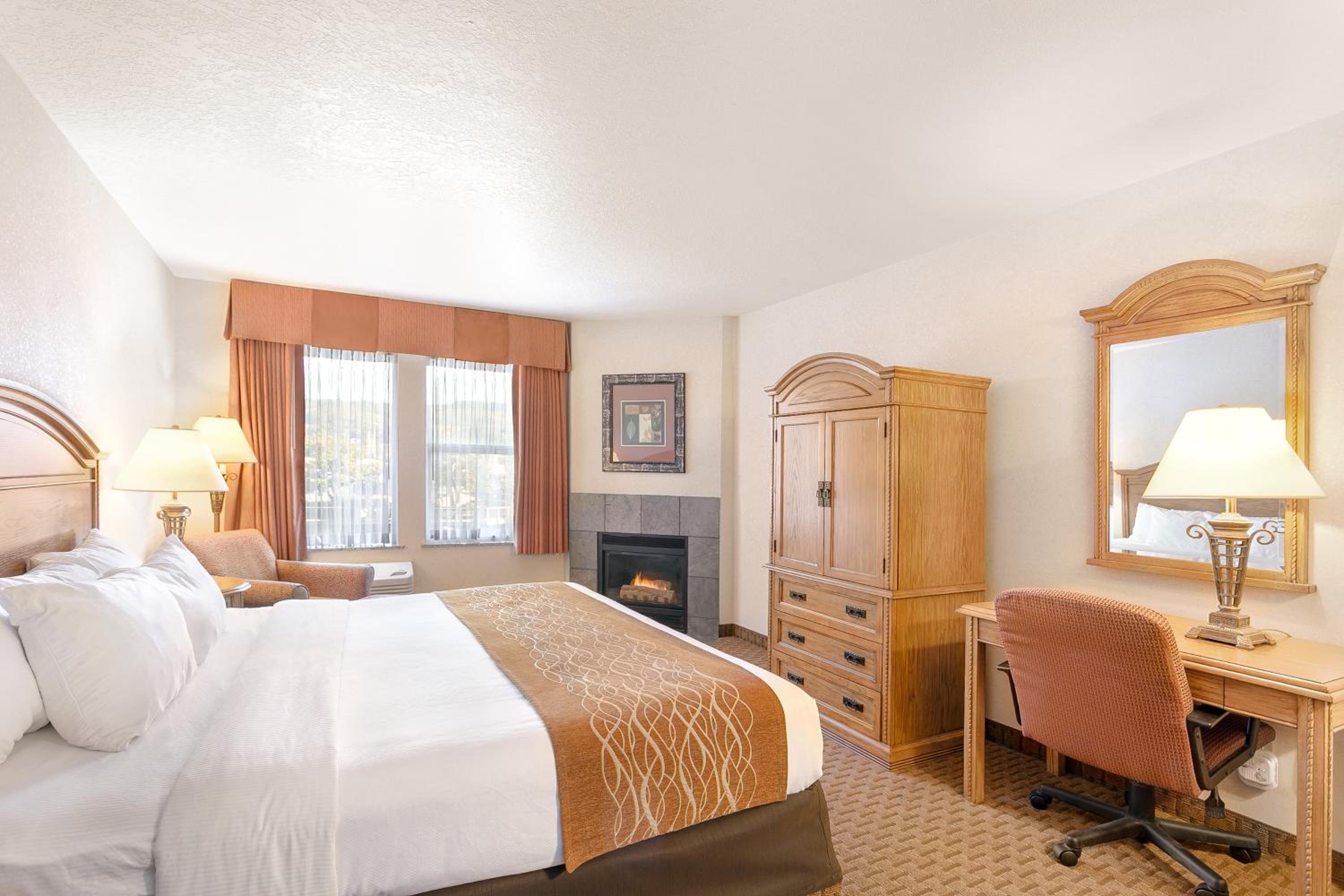 Superior King Room with Fireplace - Non-Smoking - Photo 1