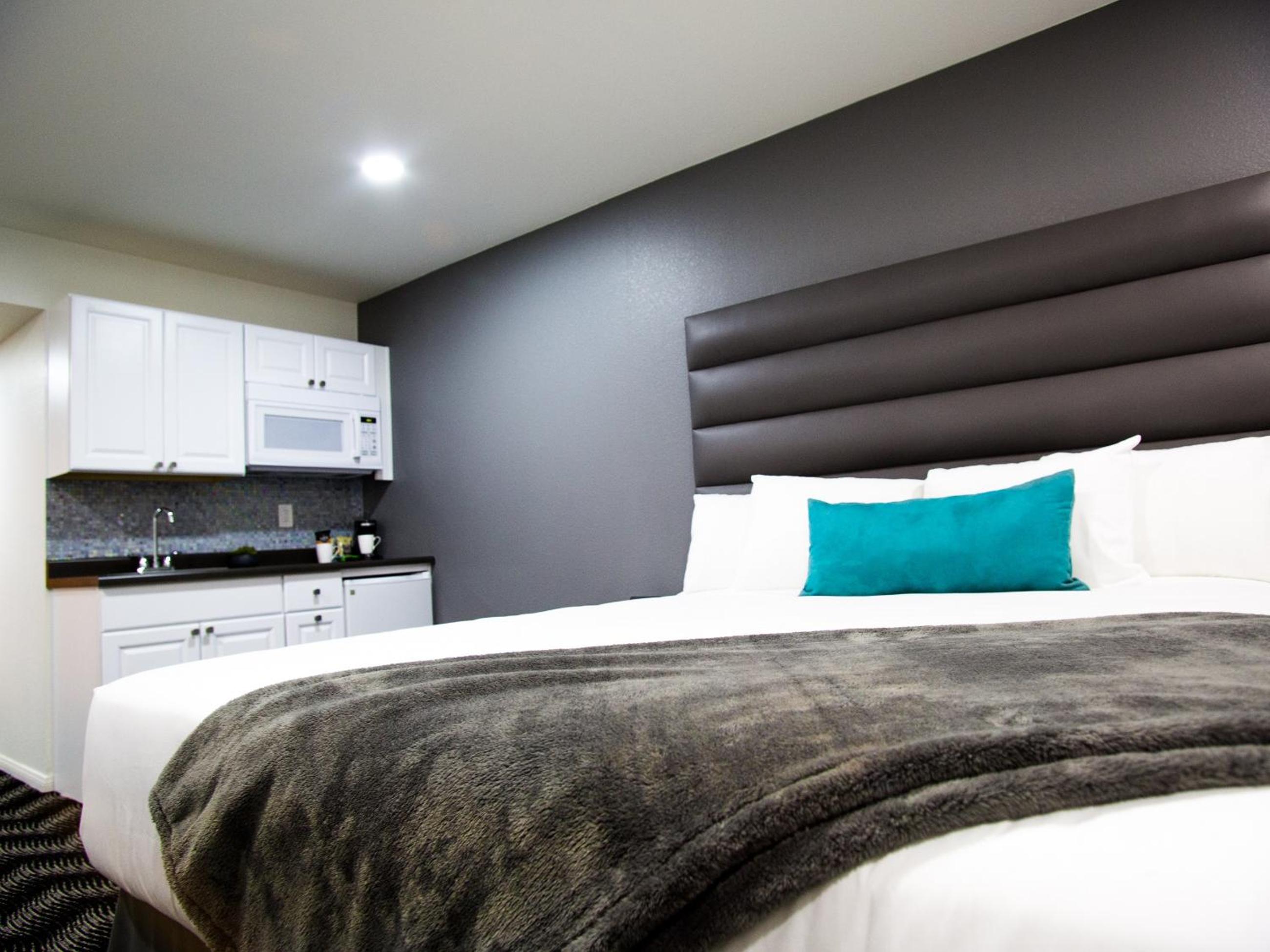 King Room with Kichenette - Photo 2