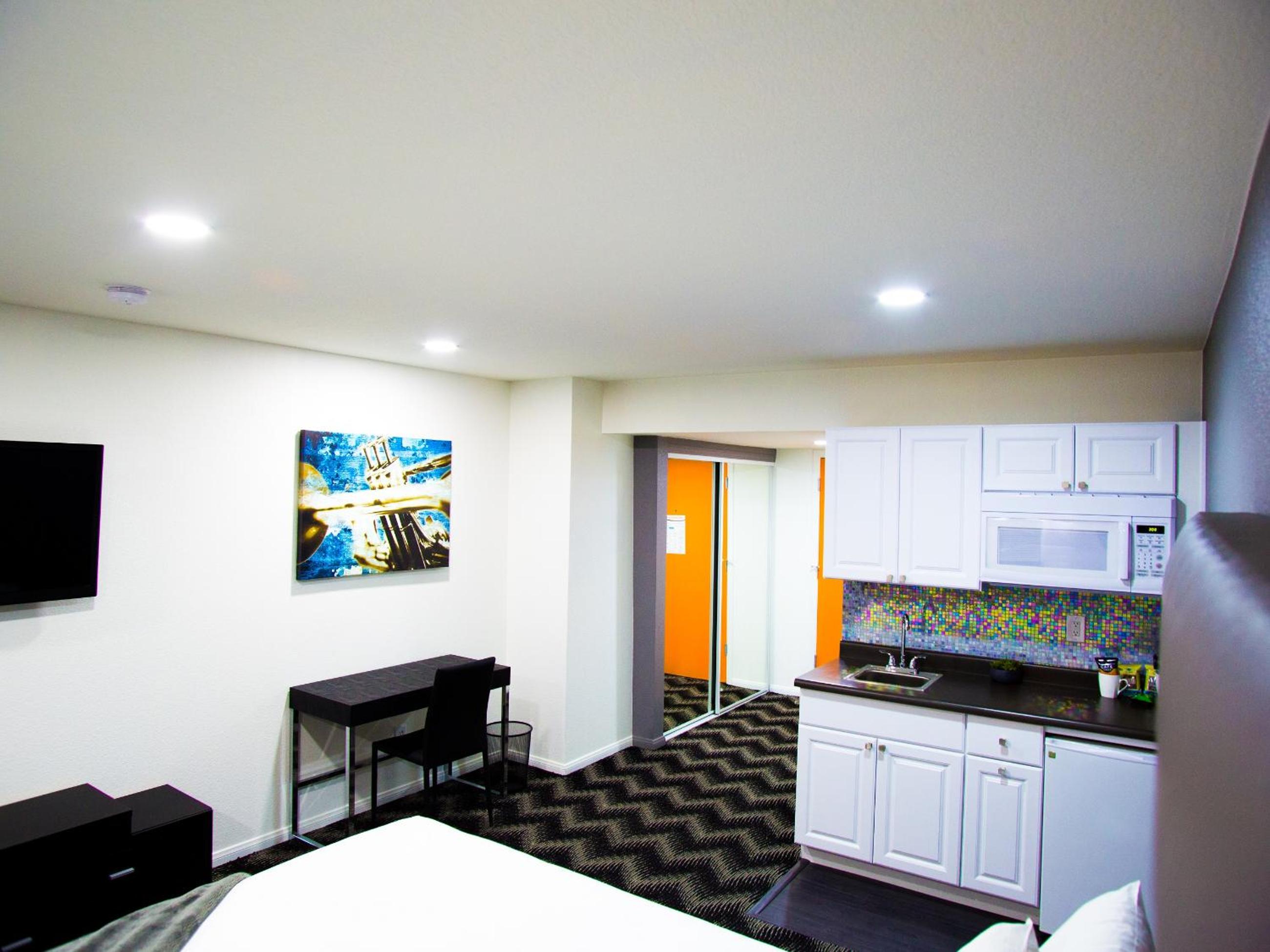 King Room with Kichenette - Photo 9