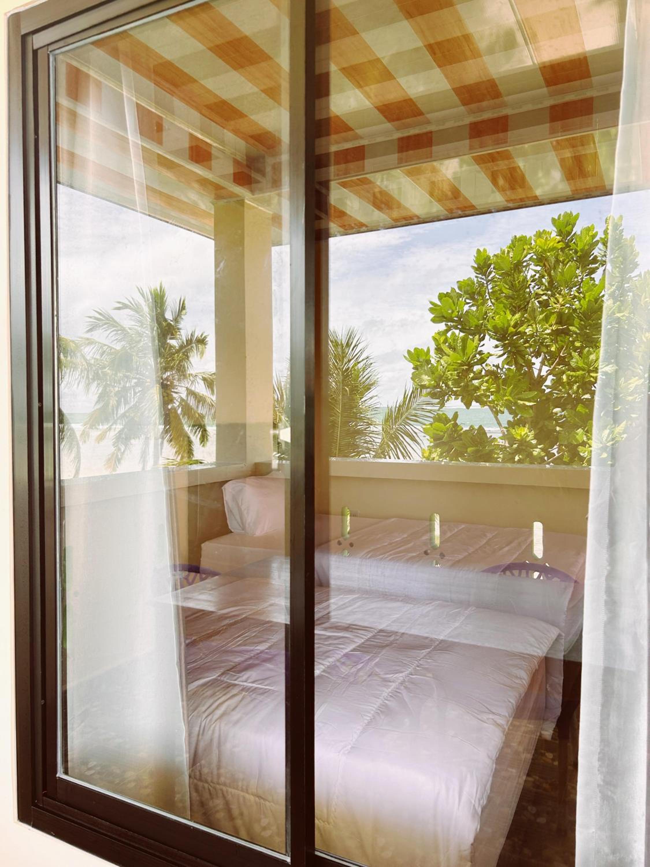 Deluxe Twin Room with Sea View - Photo 8