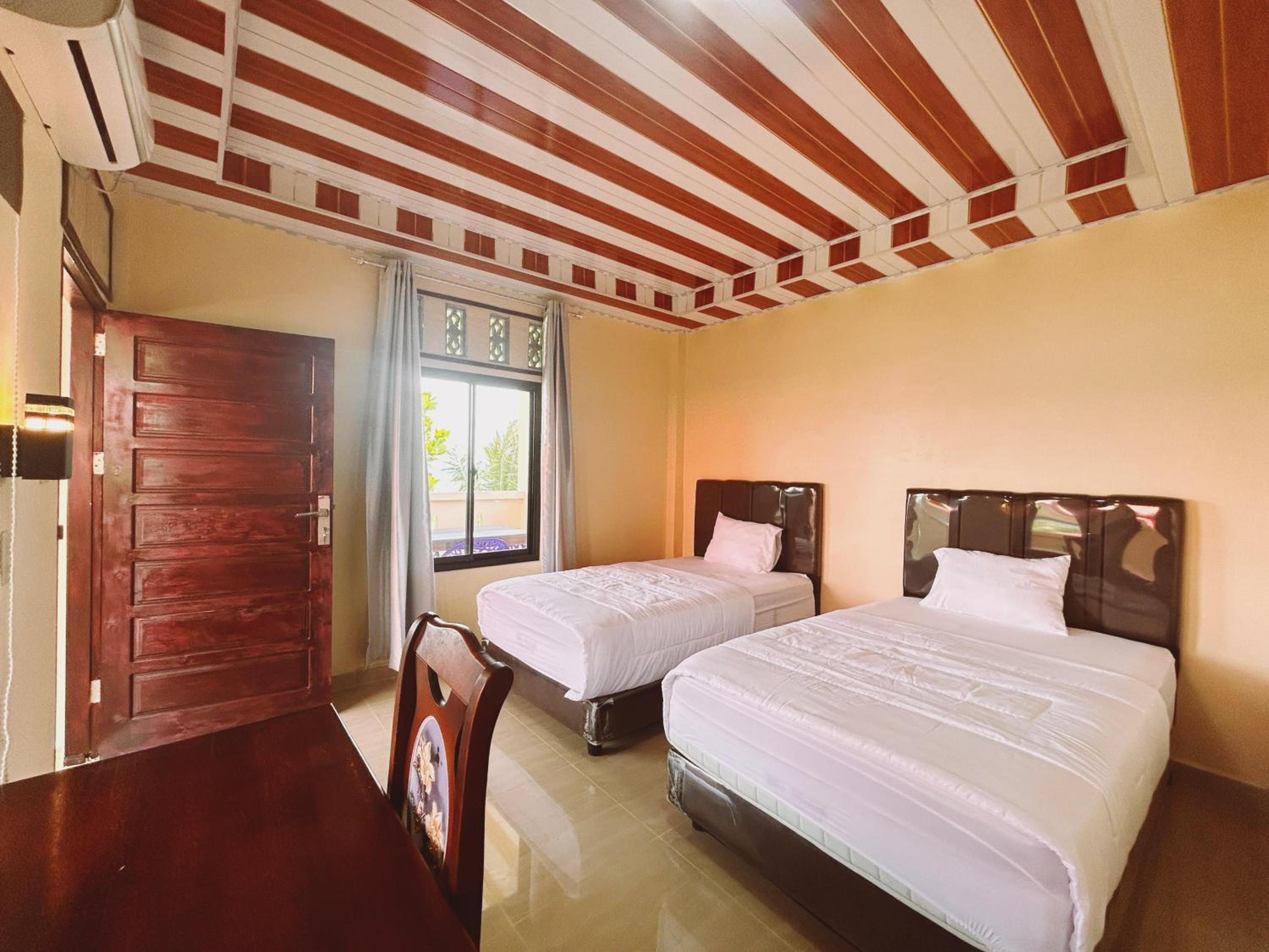 Deluxe Twin Room with Sea View - Photo 11
