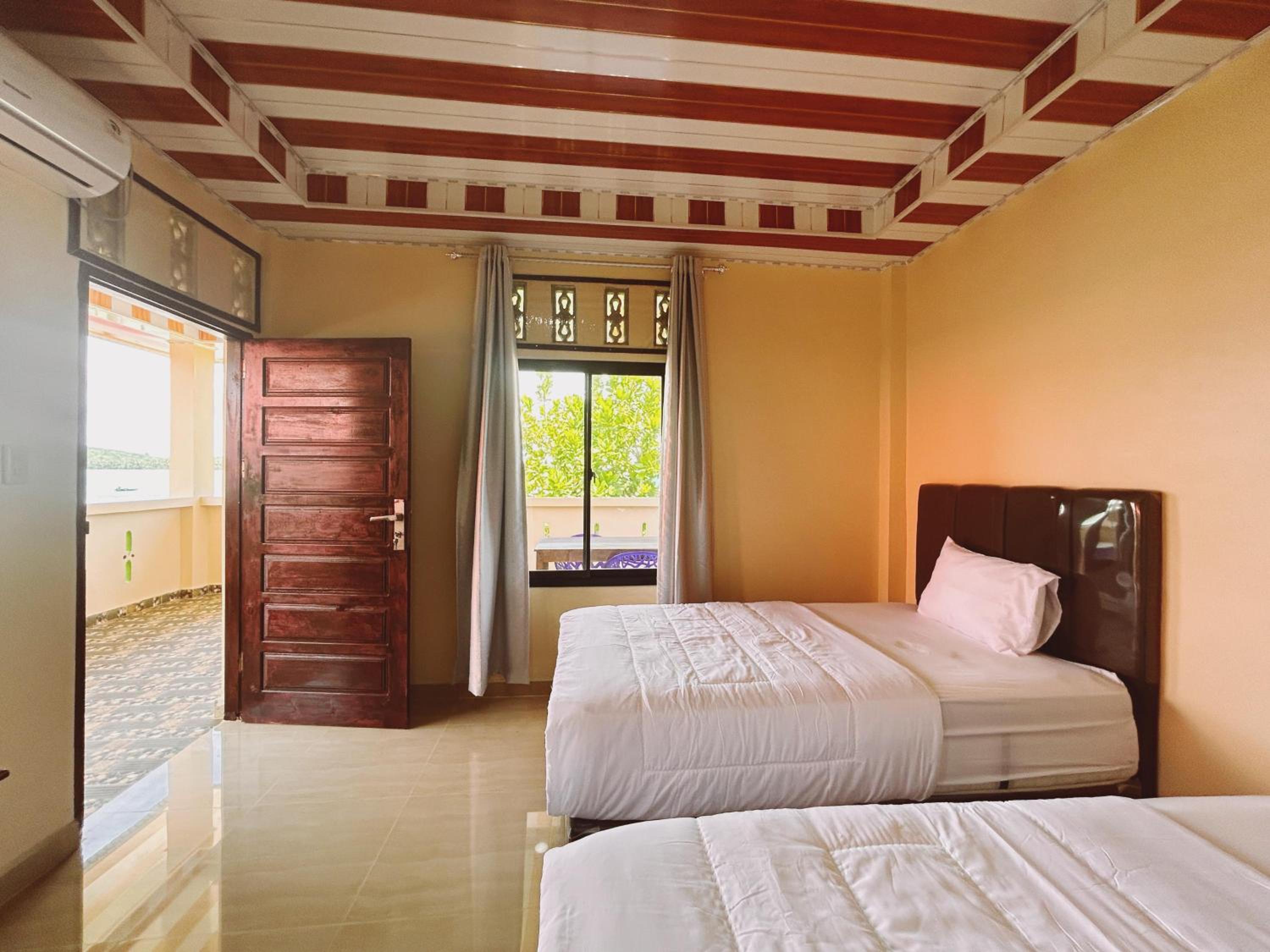 Deluxe Twin Room with Sea View - Photo 13