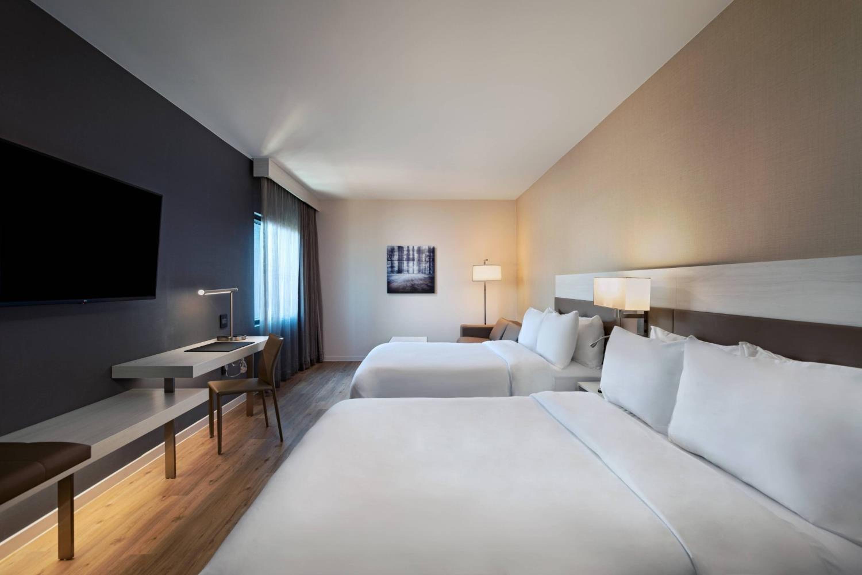 Larger Queen Room with Two Queen Beds and Bathtub - Mobility Access