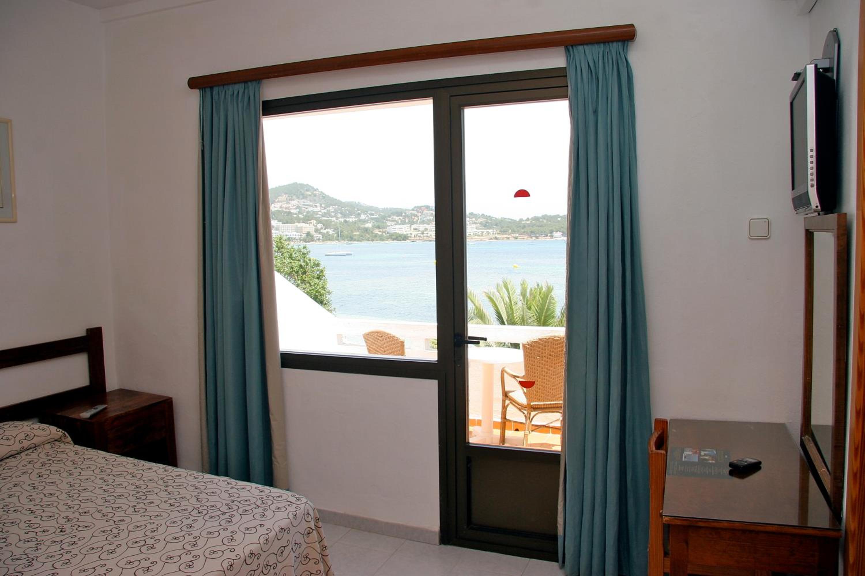 Double or Twin Room with Sea View photo 3