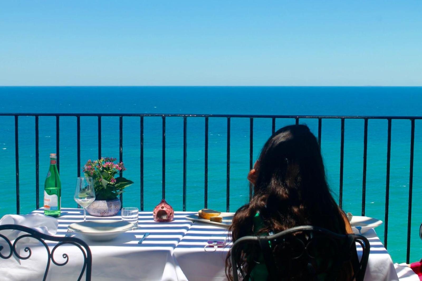 Deluxe Suite with Sea View - Photo 24