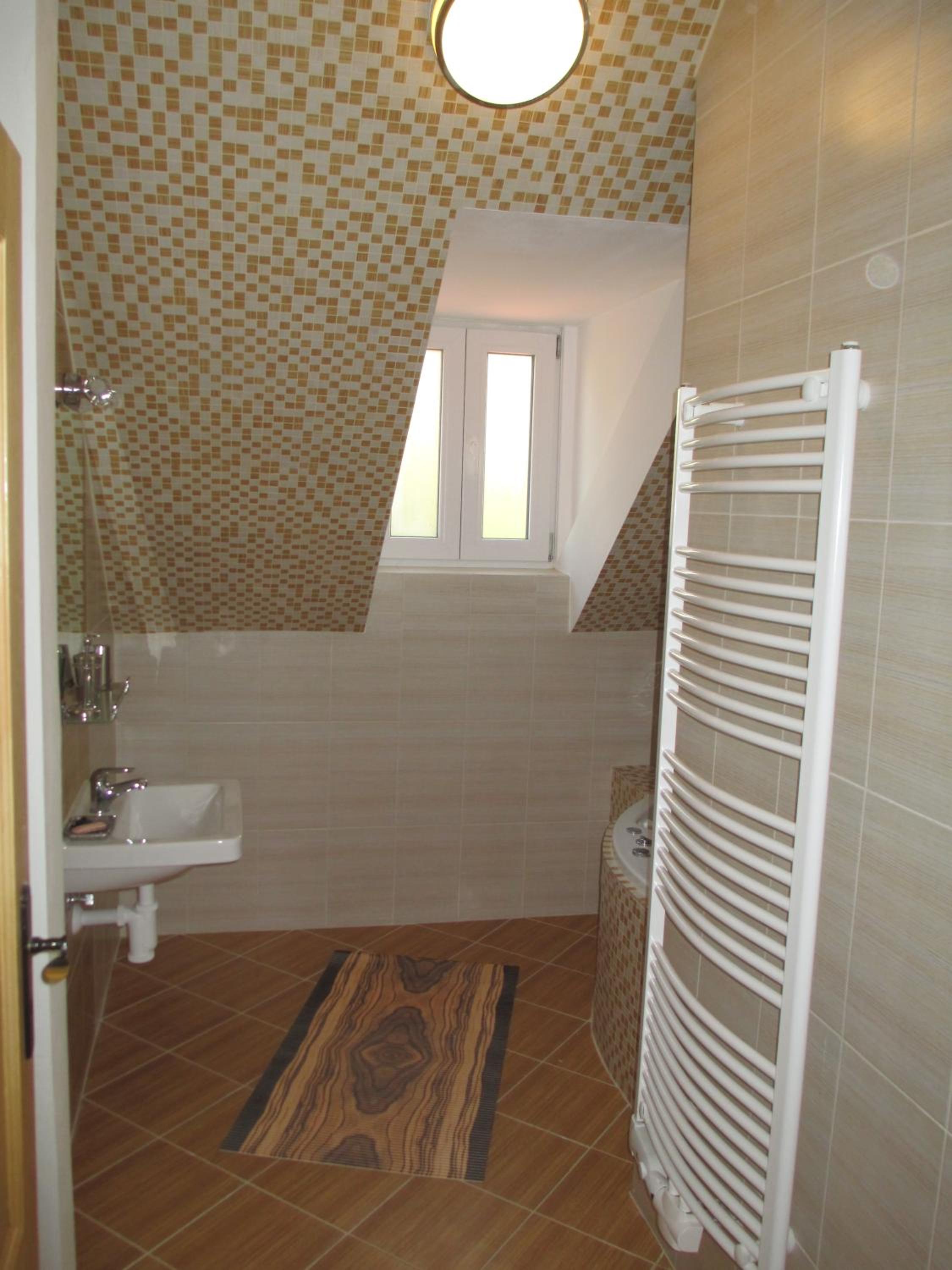 One-Bedroom Apartment - Photo 2