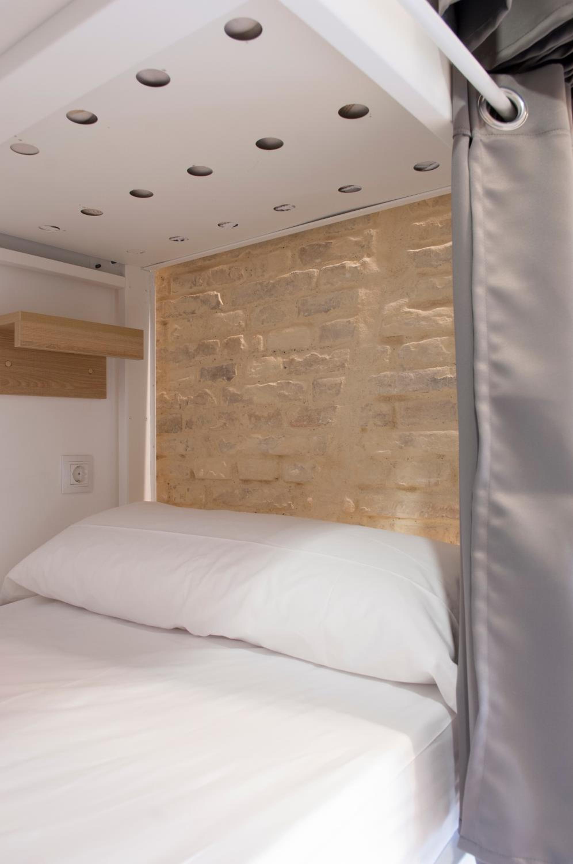 Cama en Habitación Compartida Femenina de 8 Camas