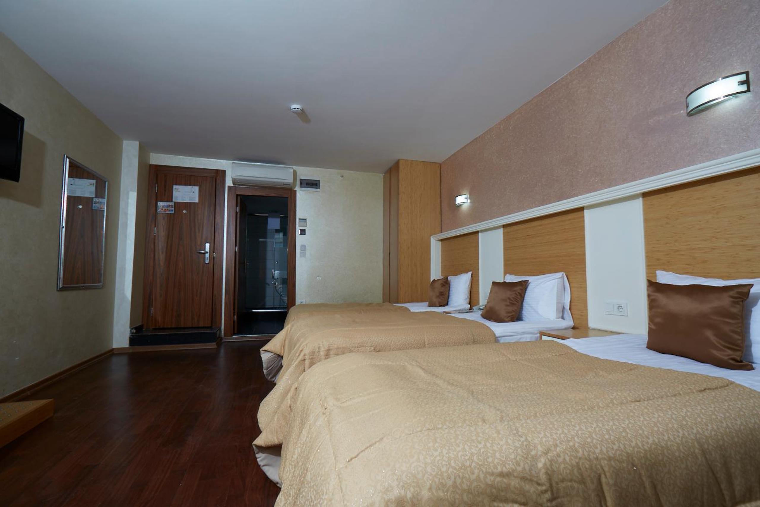 Economy Triple Room (No View) photo 2
