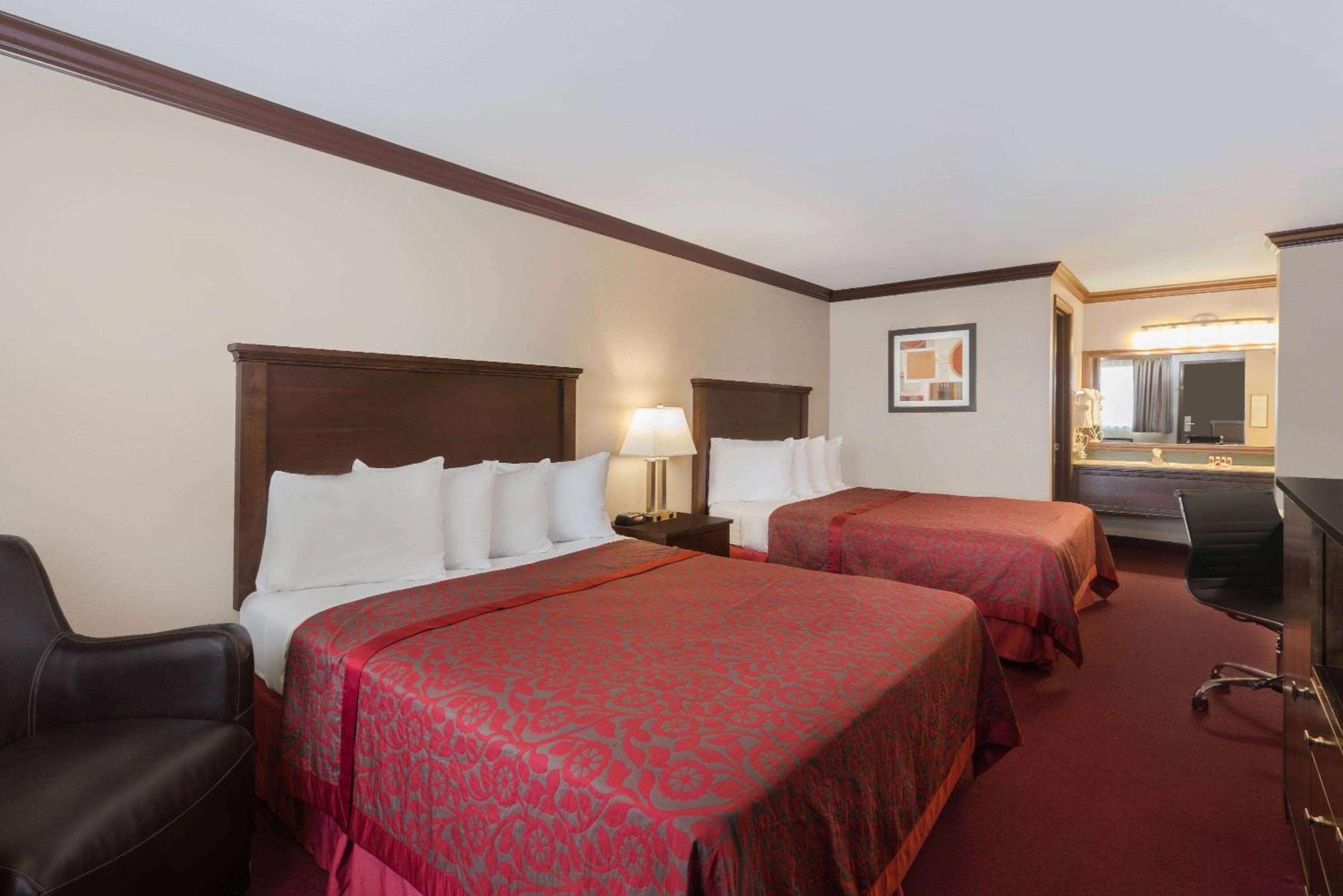 Deluxe Queen Room with Two Queen Beds - Non-Smoking - Photo 2