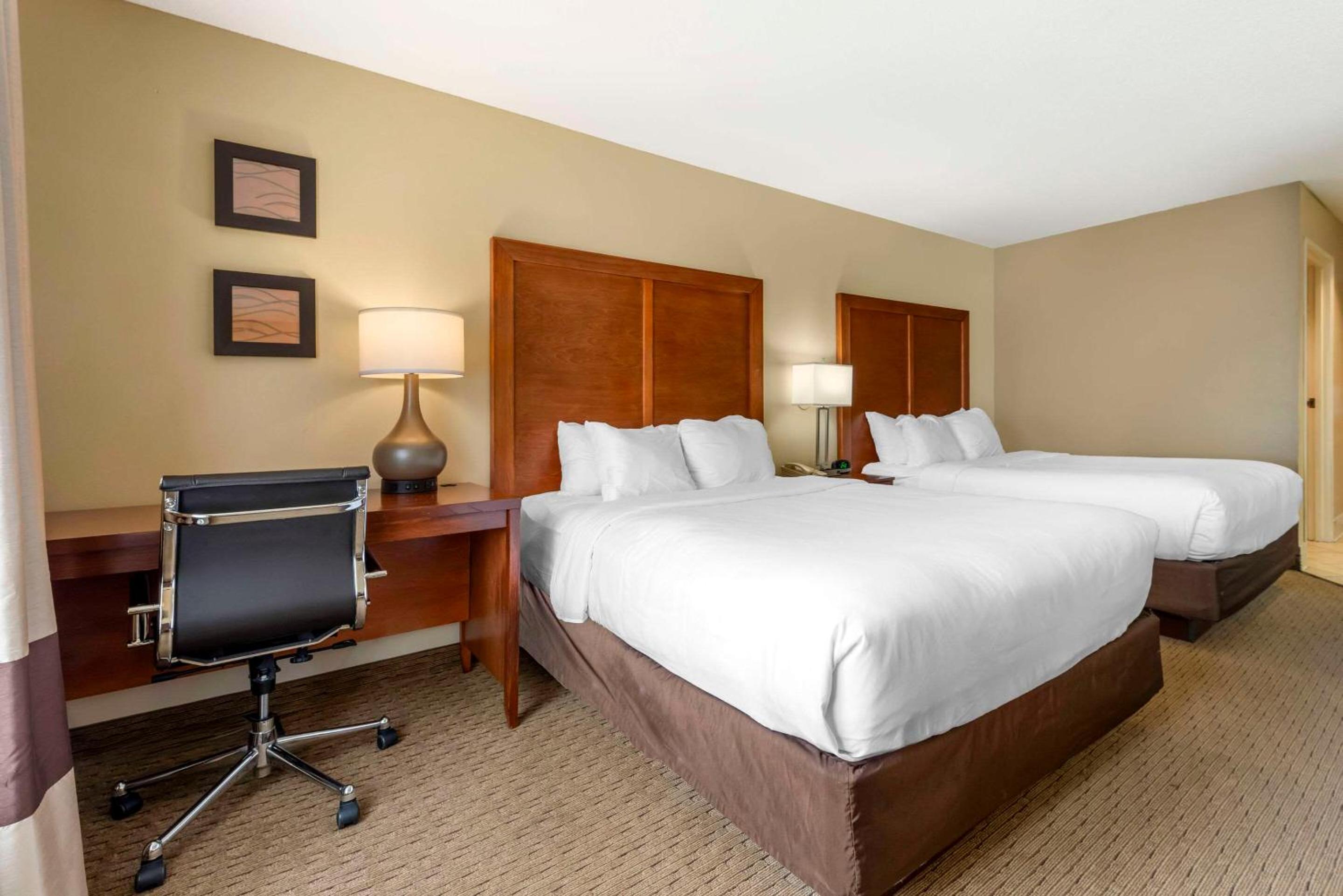 Queen Room with Two Queen Beds - Non-Smoking/Poolside - Photo 4