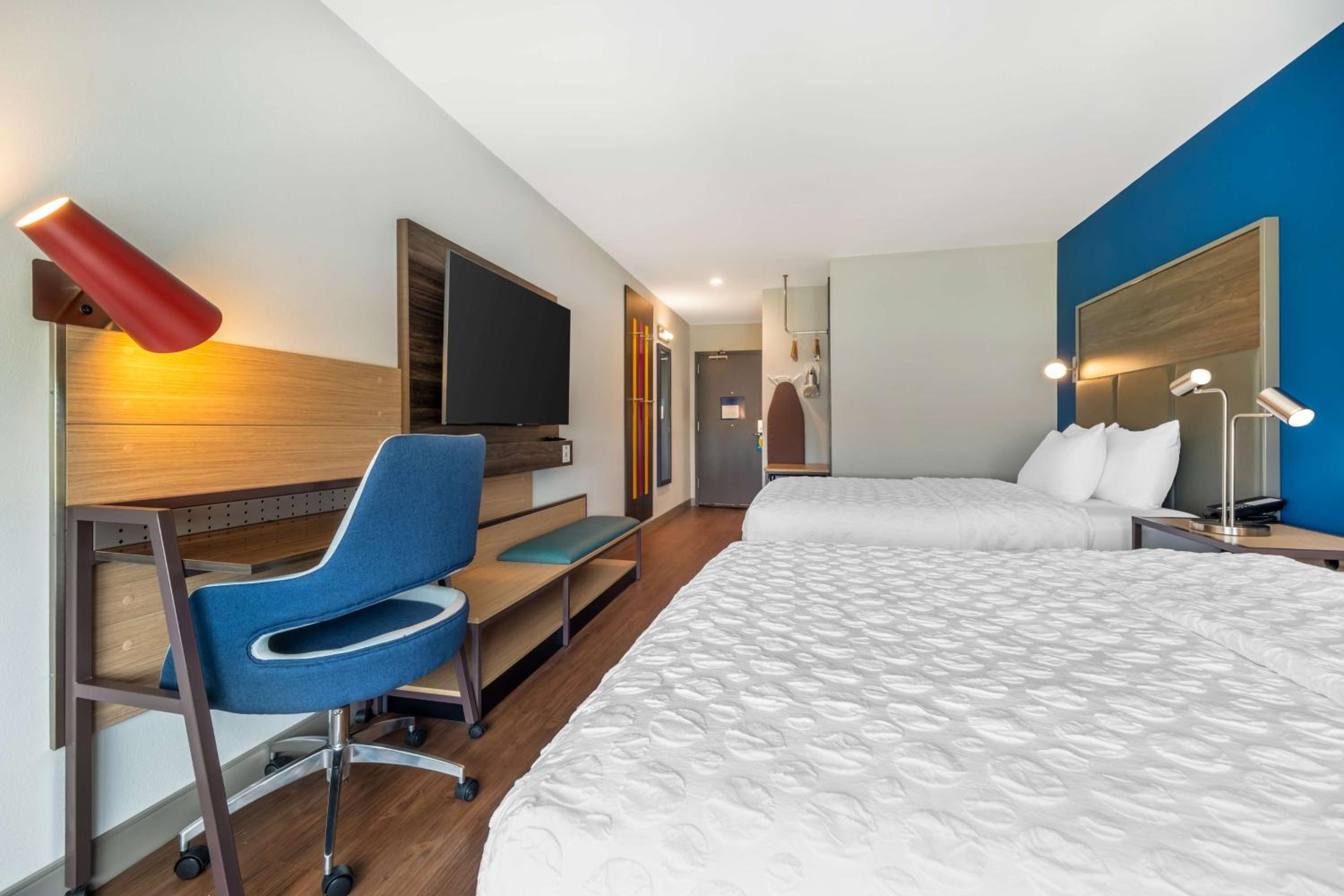 Queen Room with Two Queen Beds - Photo 3