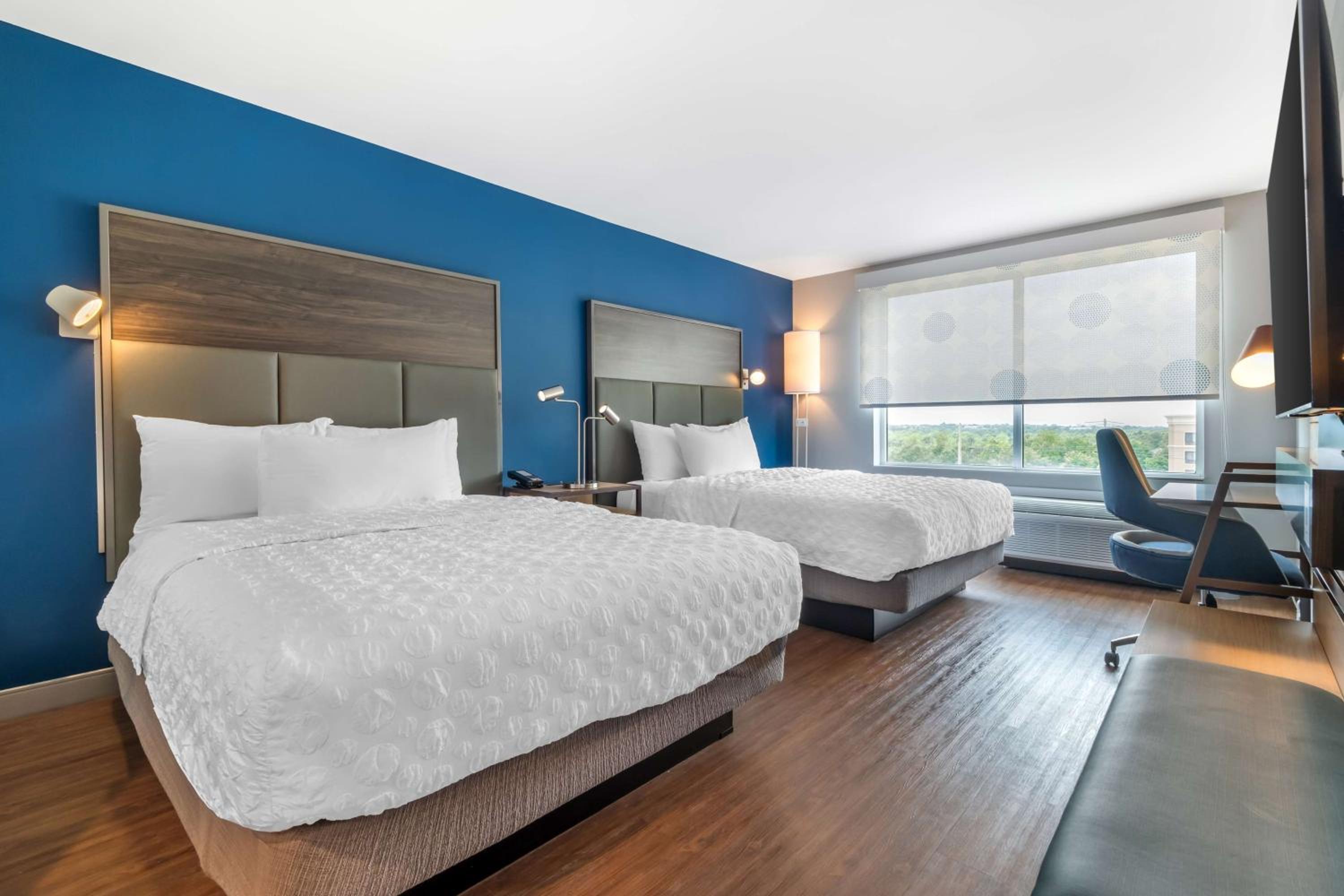 Queen Room with Two Queen Beds - Photo 4